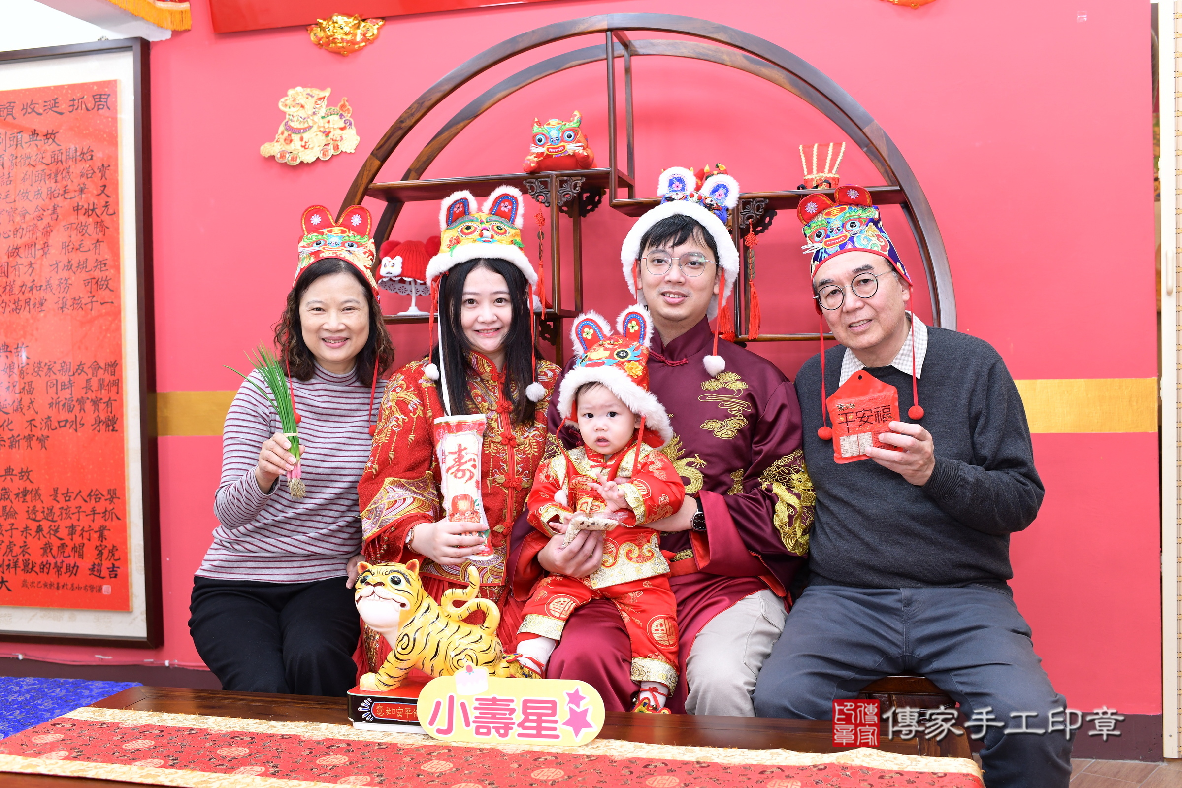 新北市永和區睿睿寶寶抓周推薦:傳家新北店抓周度脺中國風會場,嬰兒古禮抓周流程儀式吉祥話、抓周道具物品24種、拍照。抓周證書。2025.3.30,照片16 新北市永和區睿睿寶寶抓周推薦:傳家新北店抓周度脺中國風會場,嬰兒古禮抓周流程儀式吉祥話、抓周道具物品24種、拍照。抓周證書。2025.3.30,照片16