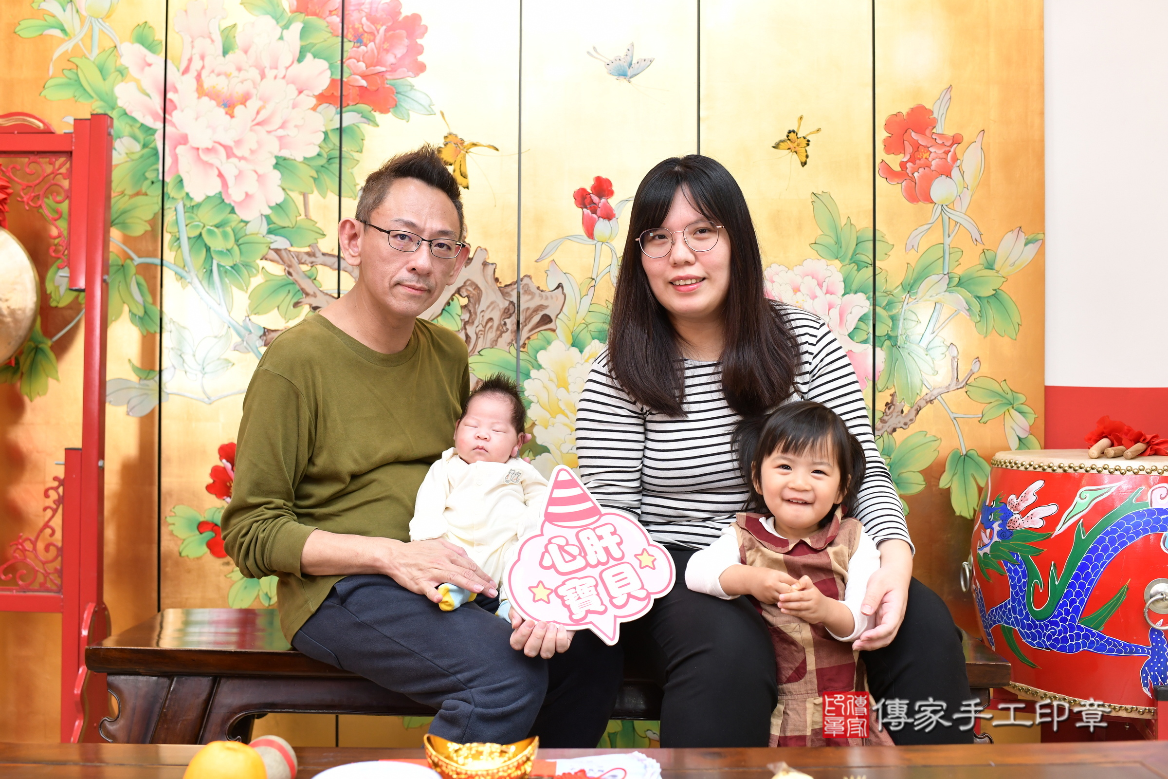 軒軒寶寶(台北市大同區嬰兒寶寶滿月剃頭理髮、嬰兒剃胎毛儀式吉祥話)。中國風會場，爸媽寶貝穿「日中韓」古裝禮服。專業拍照、證書。★購買「臍帶章、肚臍章、胎毛筆刷印章」贈送：剃頭、收涎、抓周，三選一。2025.3.11，照片1
