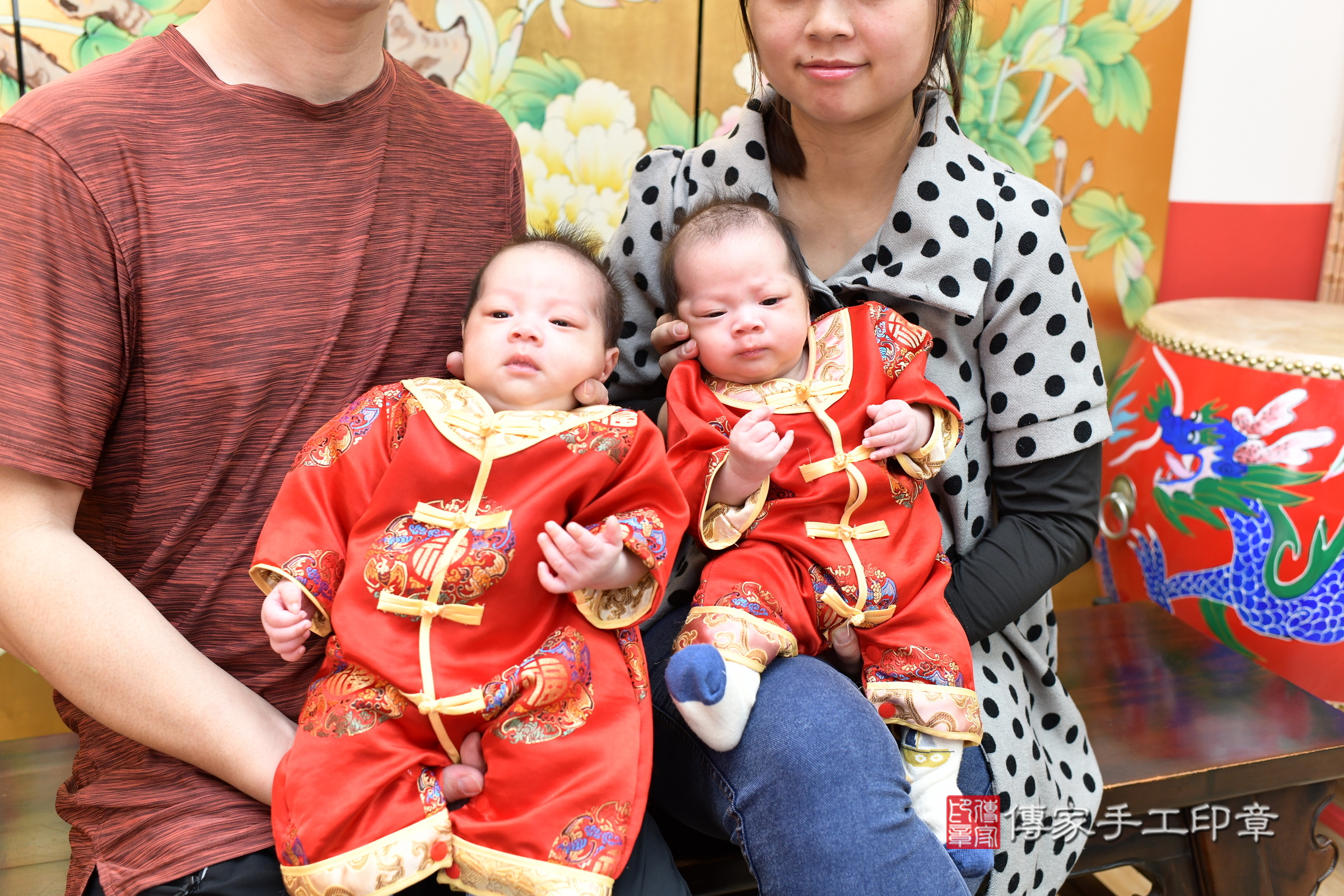 小瑀寶寶和小緯寶寶(台北市大同區嬰兒寶寶滿月剃頭理髮、嬰兒剃胎毛儀式吉祥話)。中國風會場，爸媽寶貝穿「日中韓」古裝禮服。專業拍照、證書。★購買「臍帶章、肚臍章、胎毛筆刷印章」贈送：剃頭、收涎、抓周，三選一。2025.3.25，照片1