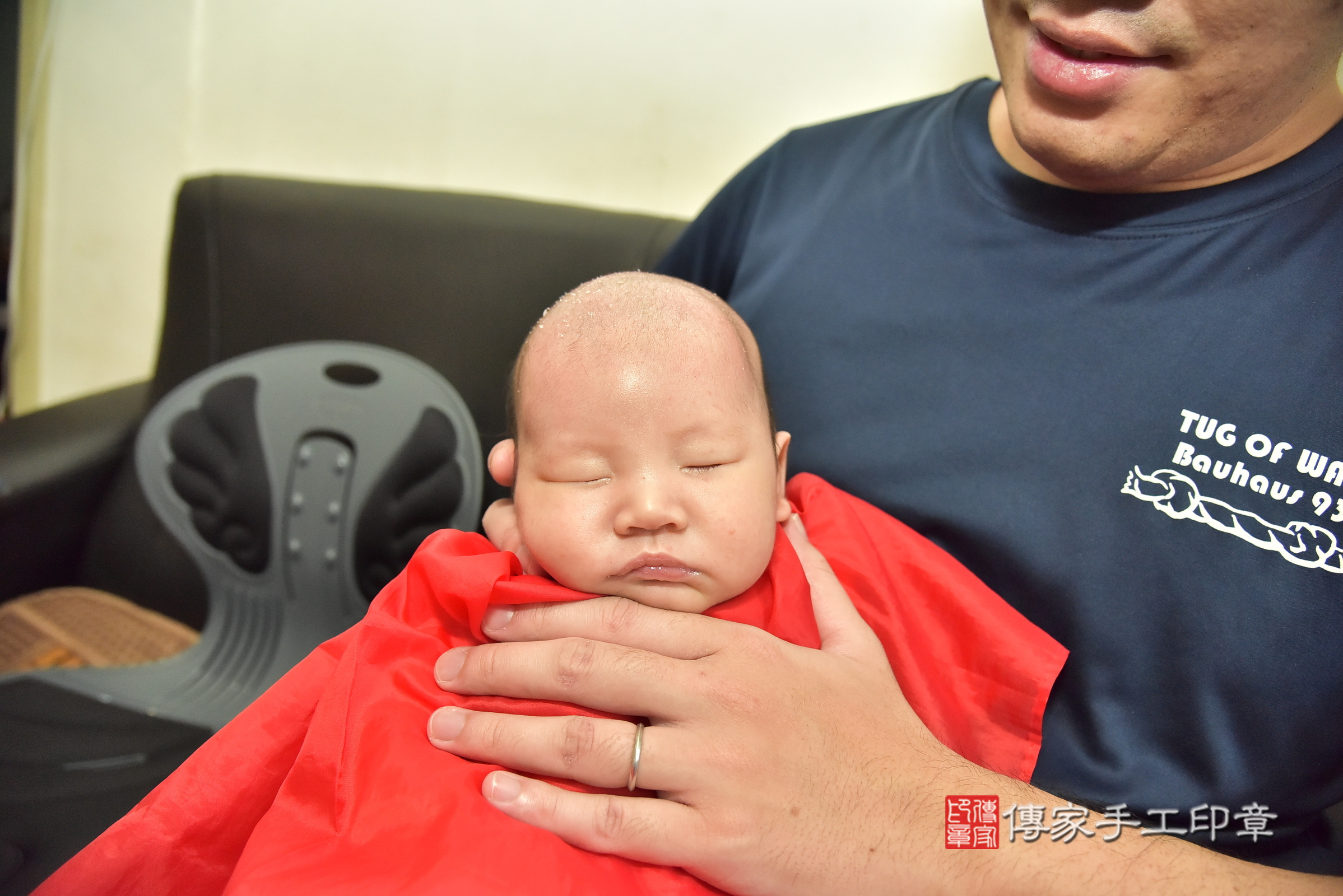 辰辰寶寶(台北市大同區到府嬰兒辰辰寶寶滿月剃頭理髮、到府嬰兒剃胎毛儀式吉祥話)。到府剃頭剃胎毛主持、專業拍照、證書。★購買「臍帶章、肚臍章、胎毛筆刷印章」贈送：剃頭、收涎、抓周，三選一。2025.3.25，照片12