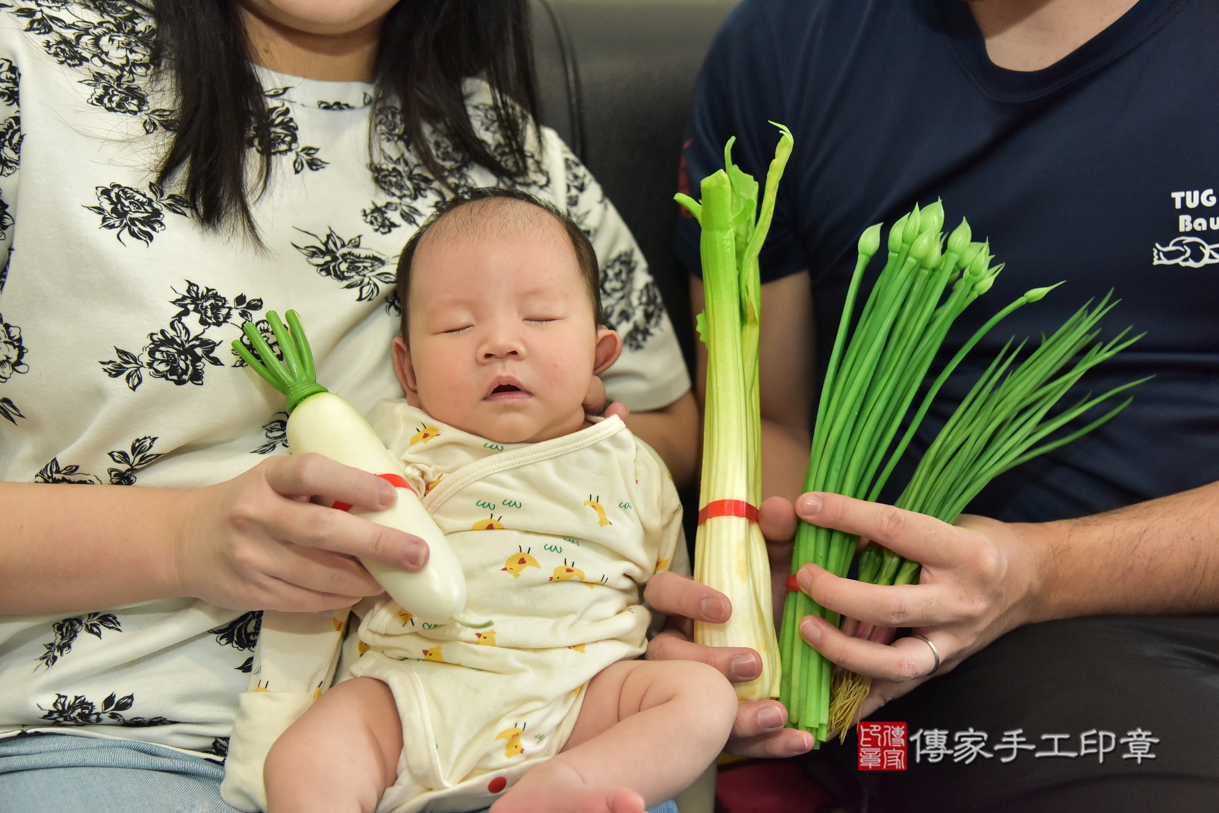 辰辰寶寶(台北市大同區到府嬰兒辰辰寶寶滿月剃頭理髮、到府嬰兒剃胎毛儀式吉祥話)。到府剃頭剃胎毛主持、專業拍照、證書。★購買「臍帶章、肚臍章、胎毛筆刷印章」贈送：剃頭、收涎、抓周，三選一。2025.3.25，照片8