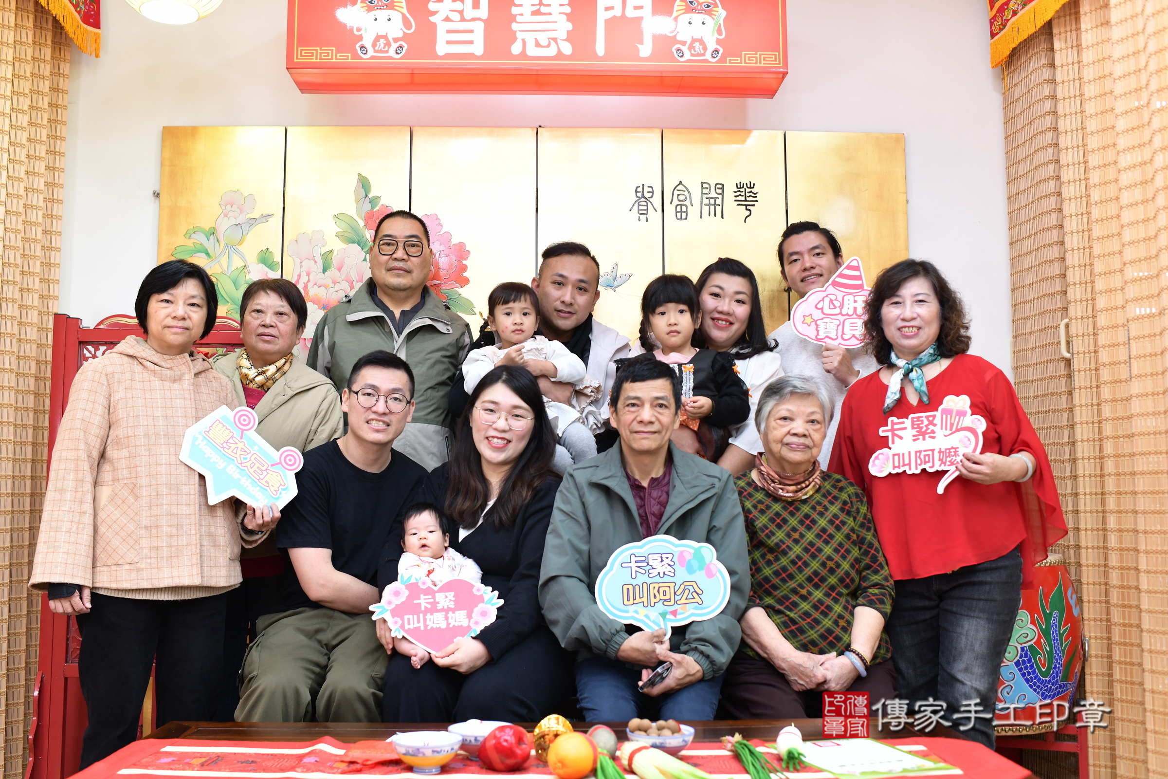 小毓寶寶(台北市大同區嬰兒寶寶滿月剃頭理髮、嬰兒剃胎毛儀式吉祥話)。中國風會場，爸媽寶貝穿「日中韓」古裝禮服。專業拍照、證書。★購買「臍帶章、肚臍章、胎毛筆刷印章」贈送：剃頭、收涎、抓周，三選一。2025.3.30，照片1