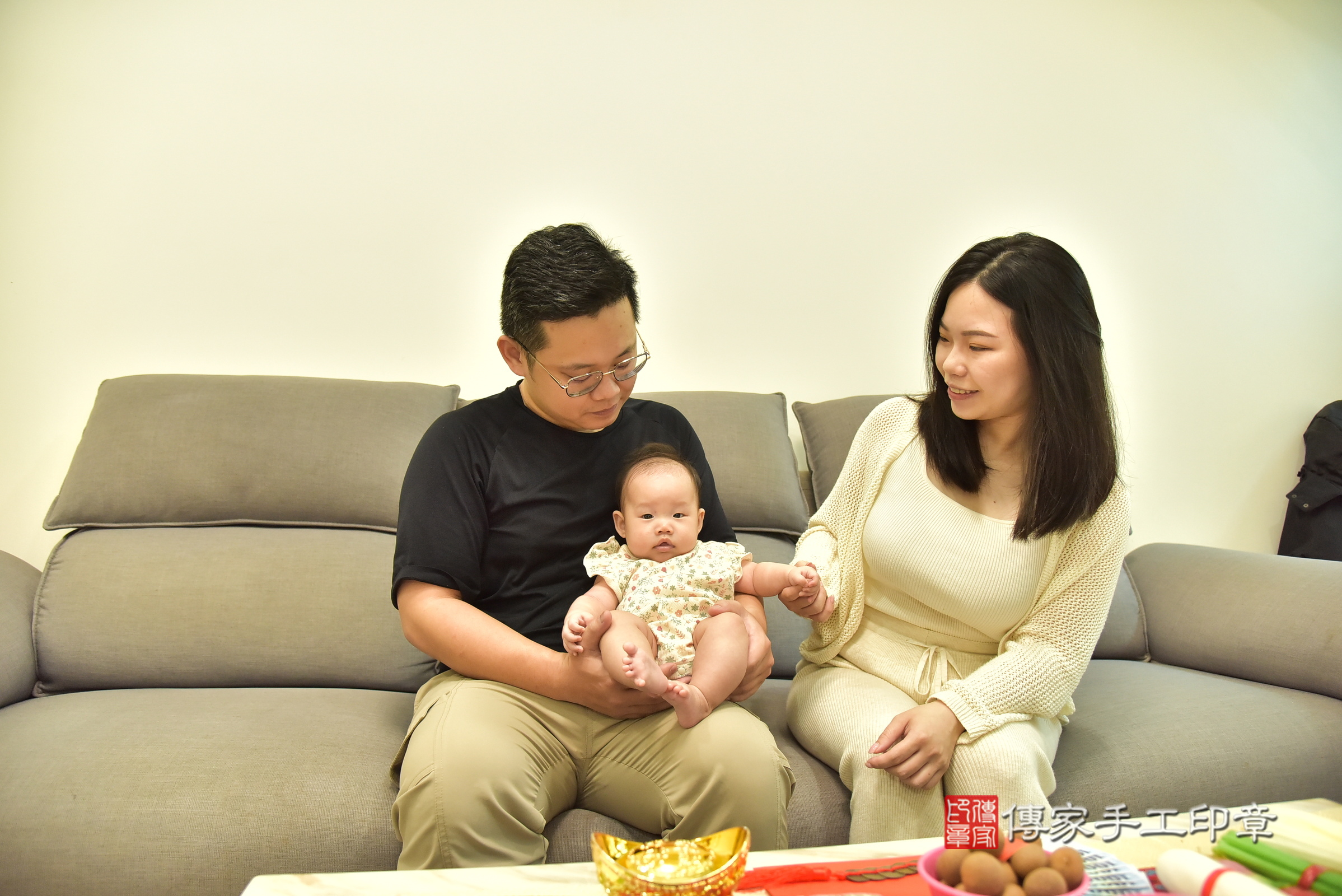忻忻寶寶(新北市新莊區到府嬰兒忻忻寶寶滿月剃頭理髮、到府嬰兒剃胎毛儀式吉祥話)。到府剃頭剃胎毛主持、專業拍照、證書。★購買「臍帶章、肚臍章、胎毛筆刷印章」贈送：剃頭、收涎、抓周，三選一。2025.3.25，照片3