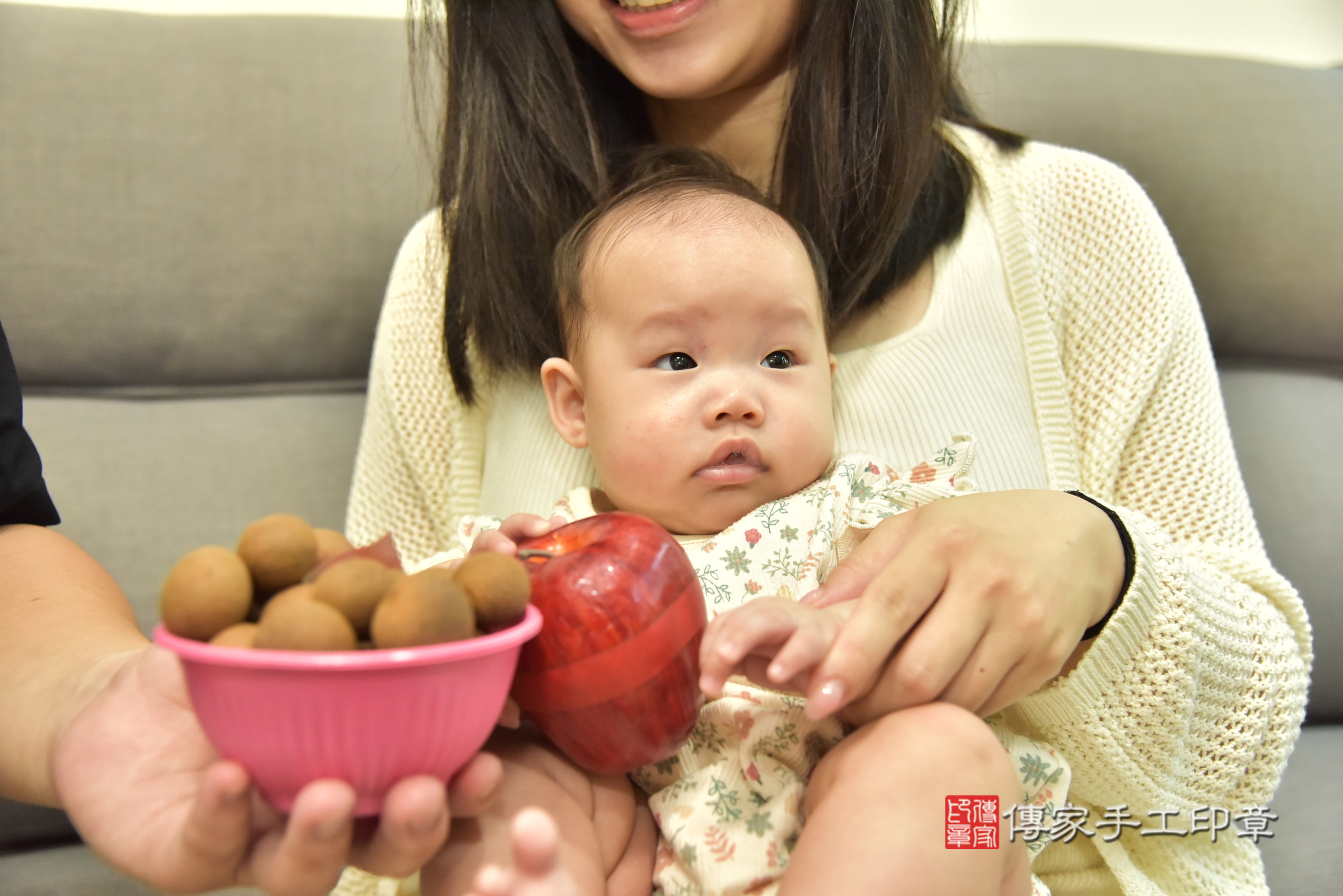 忻忻寶寶(新北市新莊區到府嬰兒忻忻寶寶滿月剃頭理髮、到府嬰兒剃胎毛儀式吉祥話)。到府剃頭剃胎毛主持、專業拍照、證書。★購買「臍帶章、肚臍章、胎毛筆刷印章」贈送：剃頭、收涎、抓周，三選一。2025.3.25，照片8