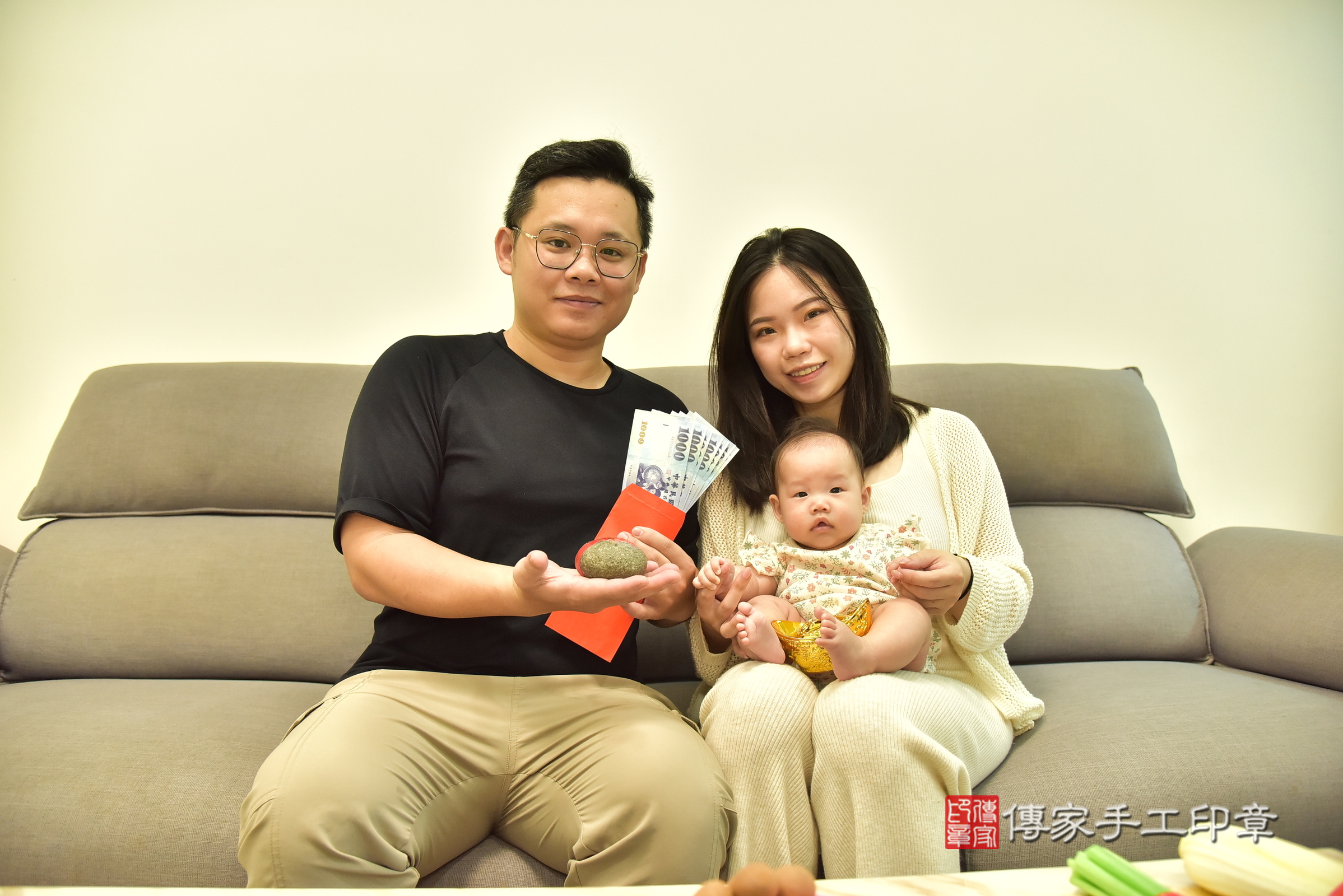 忻忻寶寶(新北市新莊區到府嬰兒忻忻寶寶滿月剃頭理髮、到府嬰兒剃胎毛儀式吉祥話)。到府剃頭剃胎毛主持、專業拍照、證書。★購買「臍帶章、肚臍章、胎毛筆刷印章」贈送：剃頭、收涎、抓周，三選一。2025.3.25，照片5