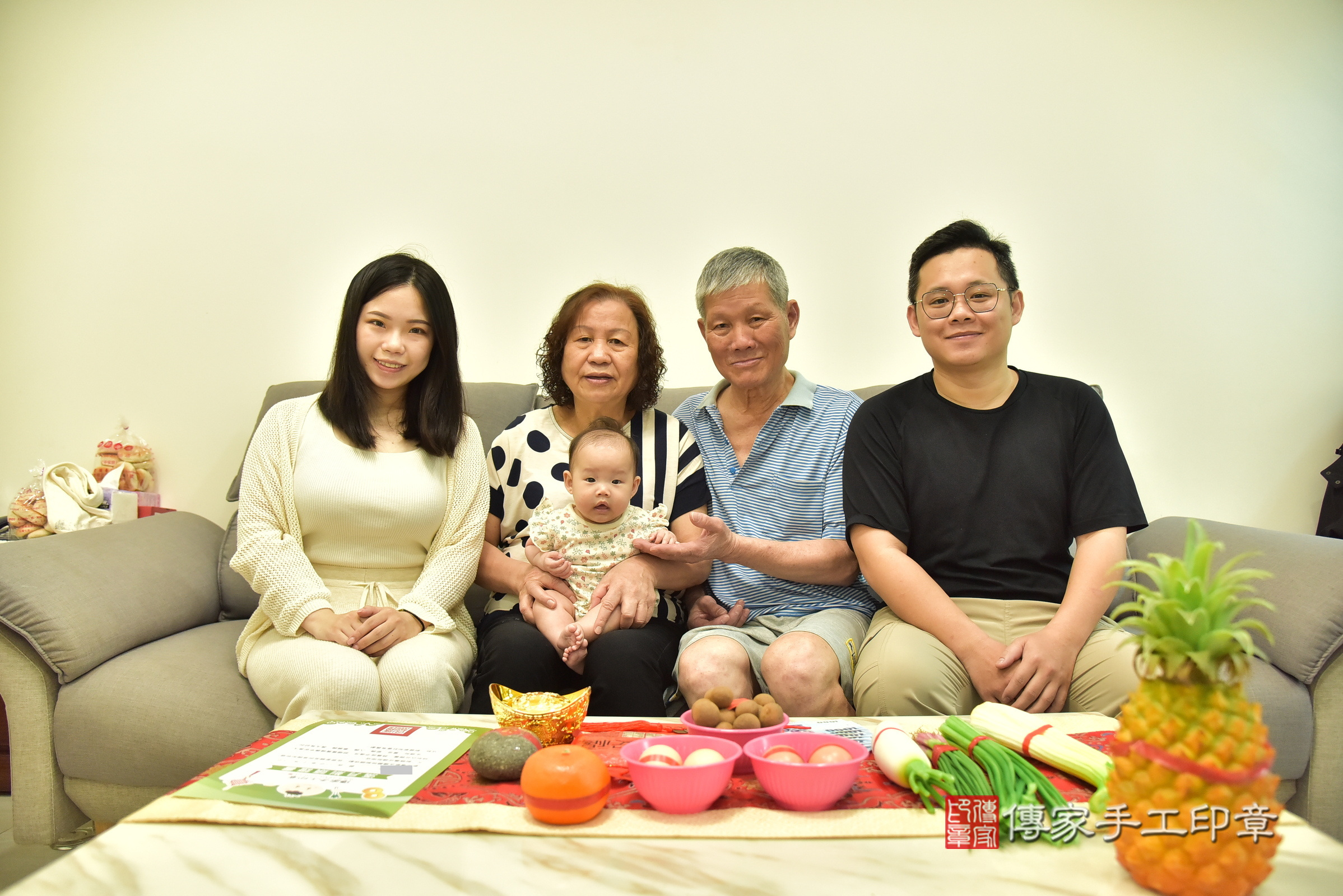 忻忻寶寶(新北市新莊區到府嬰兒忻忻寶寶滿月剃頭理髮、到府嬰兒剃胎毛儀式吉祥話)。到府剃頭剃胎毛主持、專業拍照、證書。★購買「臍帶章、肚臍章、胎毛筆刷印章」贈送：剃頭、收涎、抓周，三選一。2025.3.25，照片1
