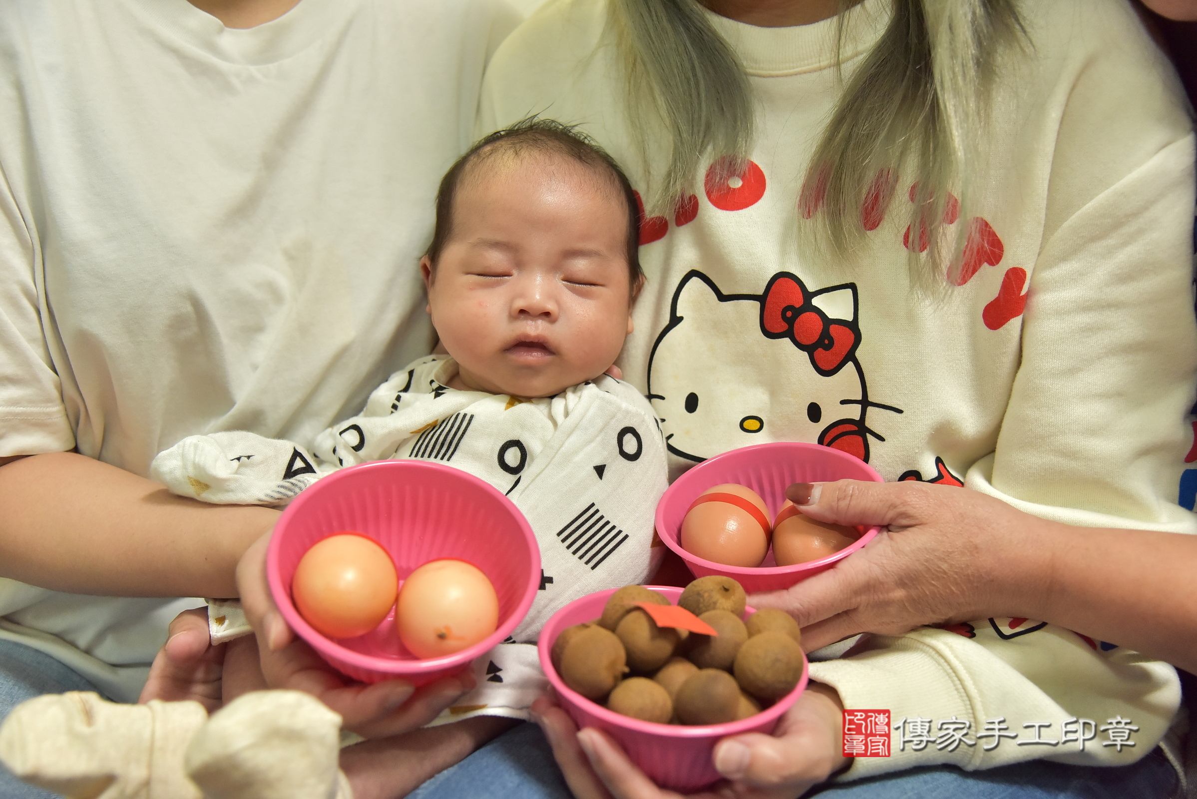 宸宸寶寶(新北市中和區到府嬰兒宸宸寶寶滿月剃頭理髮、到府嬰兒剃胎毛儀式吉祥話)。到府剃頭剃胎毛主持、專業拍照、證書。★購買「臍帶章、肚臍章、胎毛筆刷印章」贈送：剃頭、收涎、抓周，三選一。2025.3.27，照片6