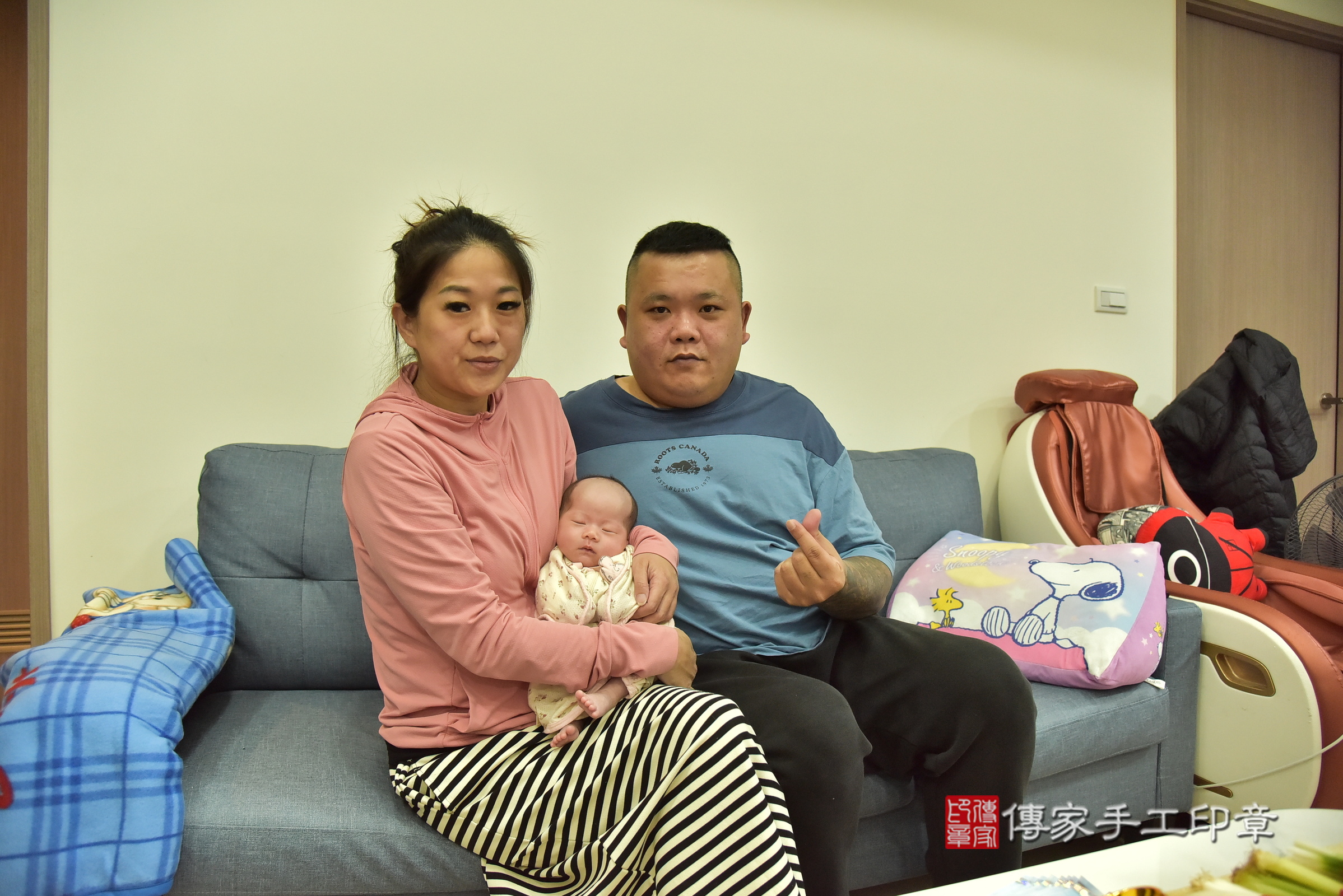 歆歆寶寶(新北市淡水區到府嬰兒歆歆寶寶滿月剃頭理髮、到府嬰兒剃胎毛儀式吉祥話)。到府剃頭剃胎毛主持、專業拍照、證書。★購買「臍帶章、肚臍章、胎毛筆刷印章」贈送：剃頭、收涎、抓周，三選一。2025.3.28，照片1