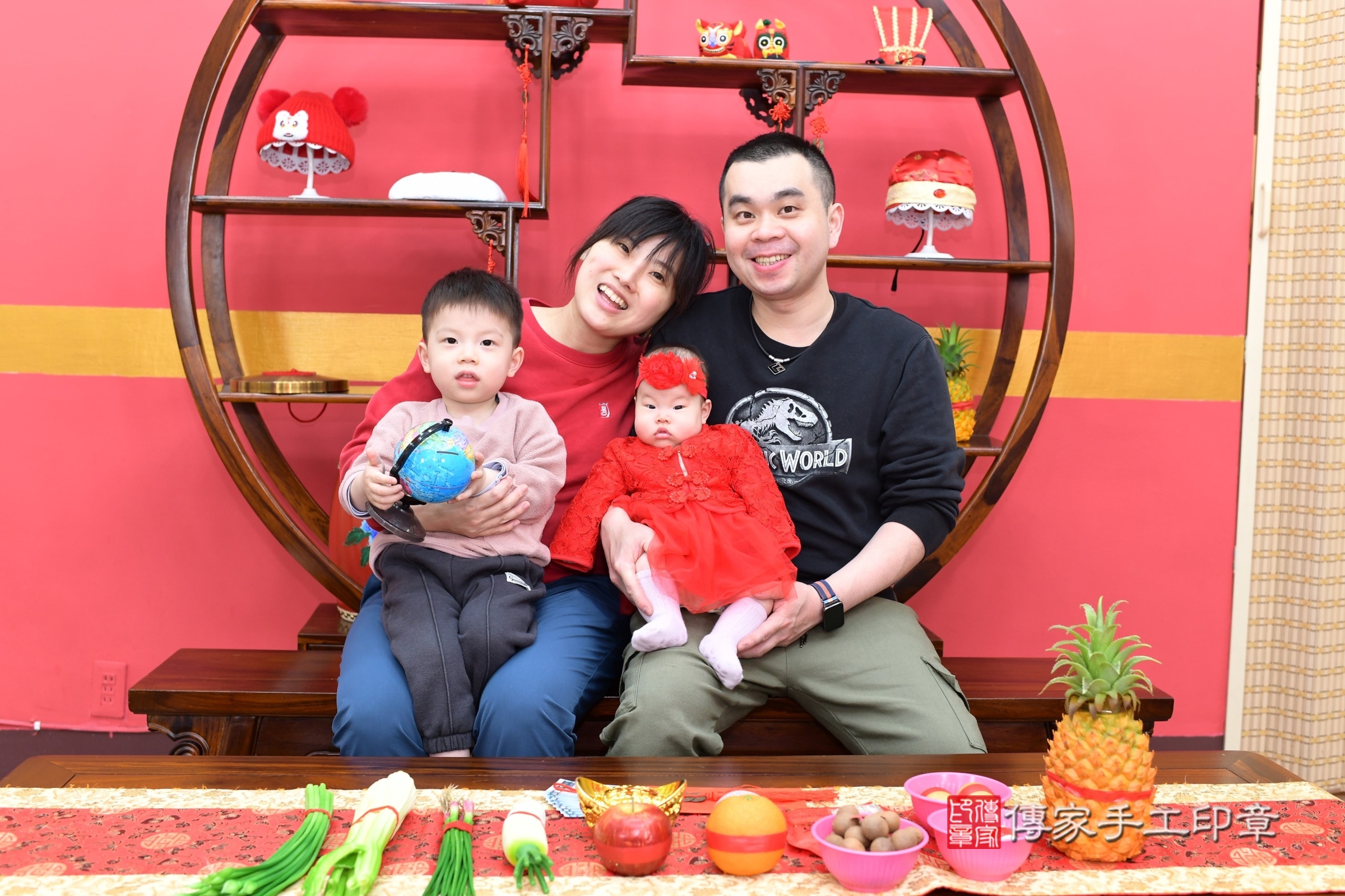 小曦寶寶(新北市永和區嬰兒寶寶滿月剃頭理髮、嬰兒剃胎毛儀式吉祥話)。中國風會場，爸媽寶貝穿「日中韓」古裝禮服。專業拍照、證書。★購買「臍帶章、肚臍章、胎毛筆刷印章」贈送：剃頭、收涎、抓周，三選一。2025.3.29，照片2