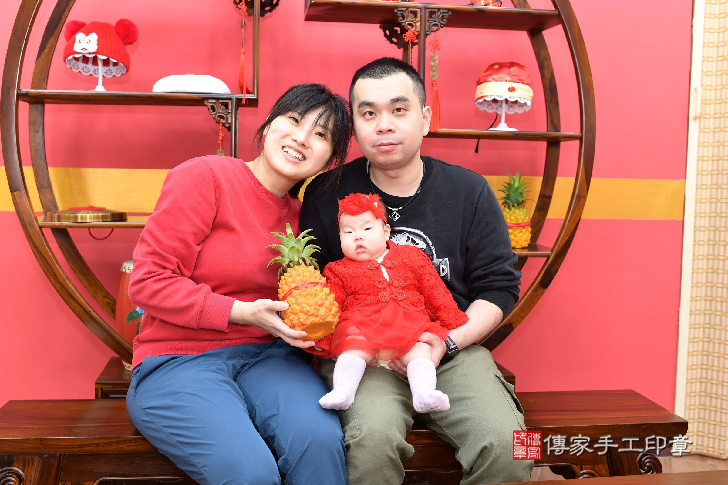 小曦寶寶(新北市永和區嬰兒寶寶滿月剃頭理髮、嬰兒剃胎毛儀式吉祥話)。中國風會場，爸媽寶貝穿「日中韓」古裝禮服。專業拍照、證書。★購買「臍帶章、肚臍章、胎毛筆刷印章」贈送：剃頭、收涎、抓周，三選一。2025.3.29，照片9