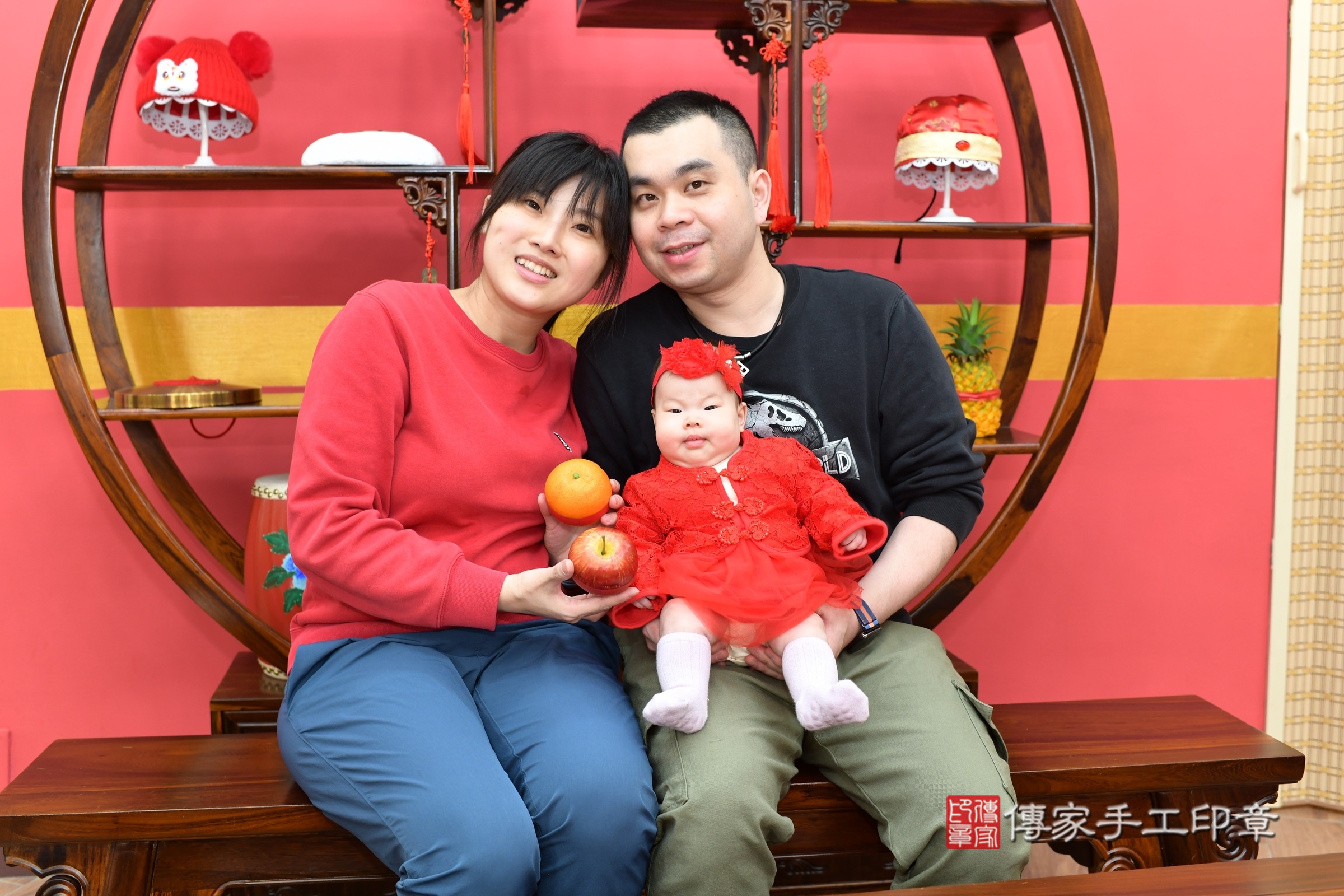 小曦寶寶(新北市永和區嬰兒寶寶滿月剃頭理髮、嬰兒剃胎毛儀式吉祥話)。中國風會場，爸媽寶貝穿「日中韓」古裝禮服。專業拍照、證書。★購買「臍帶章、肚臍章、胎毛筆刷印章」贈送：剃頭、收涎、抓周，三選一。2025.3.29，照片6