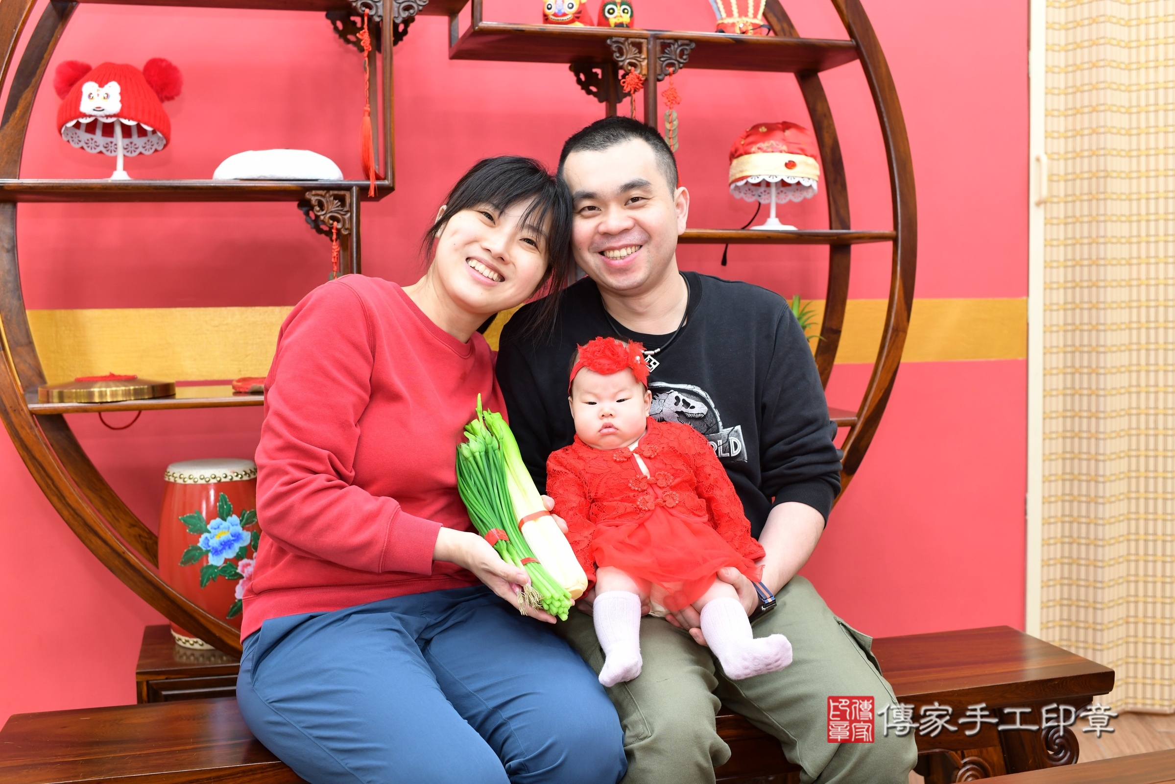 小曦寶寶(新北市永和區嬰兒寶寶滿月剃頭理髮、嬰兒剃胎毛儀式吉祥話)。中國風會場，爸媽寶貝穿「日中韓」古裝禮服。專業拍照、證書。★購買「臍帶章、肚臍章、胎毛筆刷印章」贈送：剃頭、收涎、抓周，三選一。2025.3.29，照片7