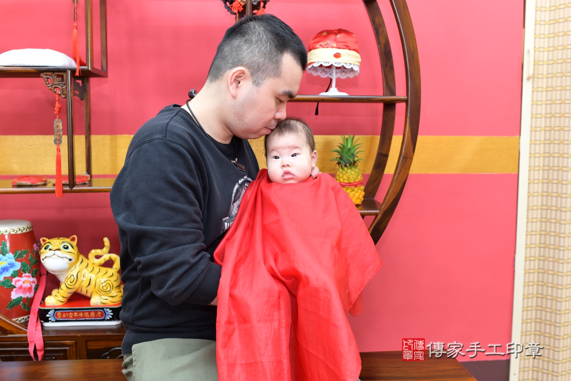 小曦寶寶(新北市永和區嬰兒寶寶滿月剃頭理髮、嬰兒剃胎毛儀式吉祥話)。中國風會場，爸媽寶貝穿「日中韓」古裝禮服。專業拍照、證書。★購買「臍帶章、肚臍章、胎毛筆刷印章」贈送：剃頭、收涎、抓周，三選一。2025.3.29，照片12
