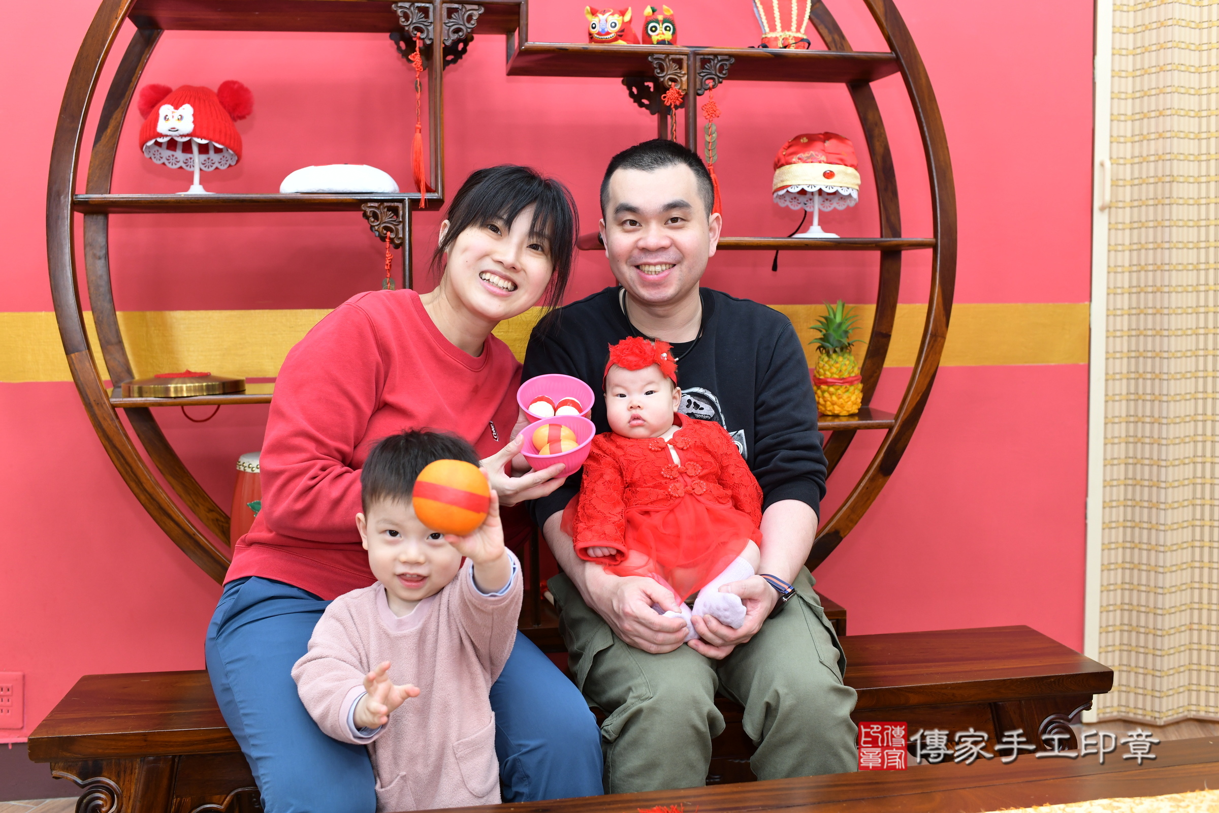 小曦寶寶(新北市永和區嬰兒寶寶滿月剃頭理髮、嬰兒剃胎毛儀式吉祥話)。中國風會場，爸媽寶貝穿「日中韓」古裝禮服。專業拍照、證書。★購買「臍帶章、肚臍章、胎毛筆刷印章」贈送：剃頭、收涎、抓周，三選一。2025.3.29，照片4