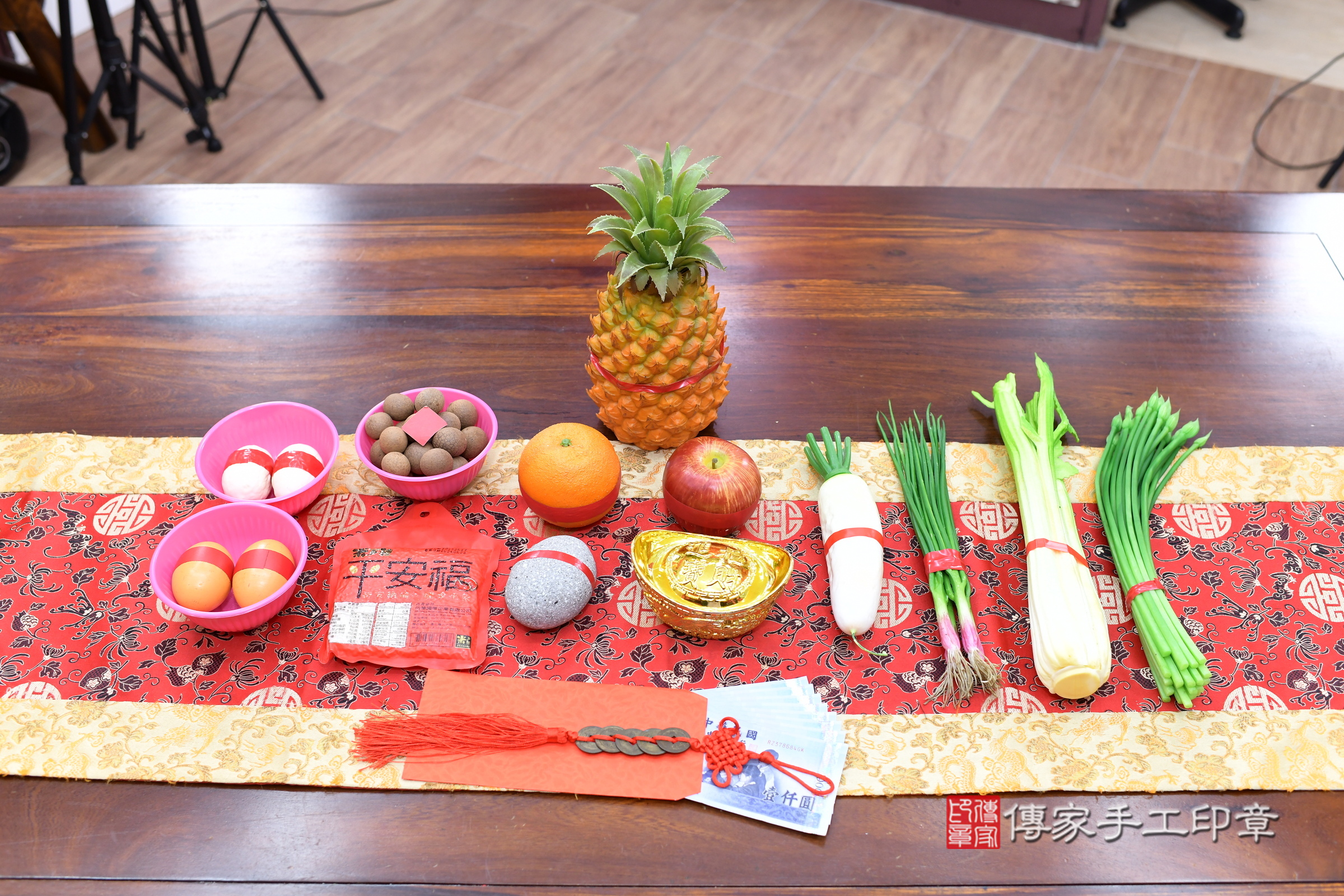 小曦寶寶(新北市永和區嬰兒寶寶滿月剃頭理髮、嬰兒剃胎毛儀式吉祥話)。中國風會場，爸媽寶貝穿「日中韓」古裝禮服。專業拍照、證書。★購買「臍帶章、肚臍章、胎毛筆刷印章」贈送：剃頭、收涎、抓周，三選一。2025.3.29，照片3