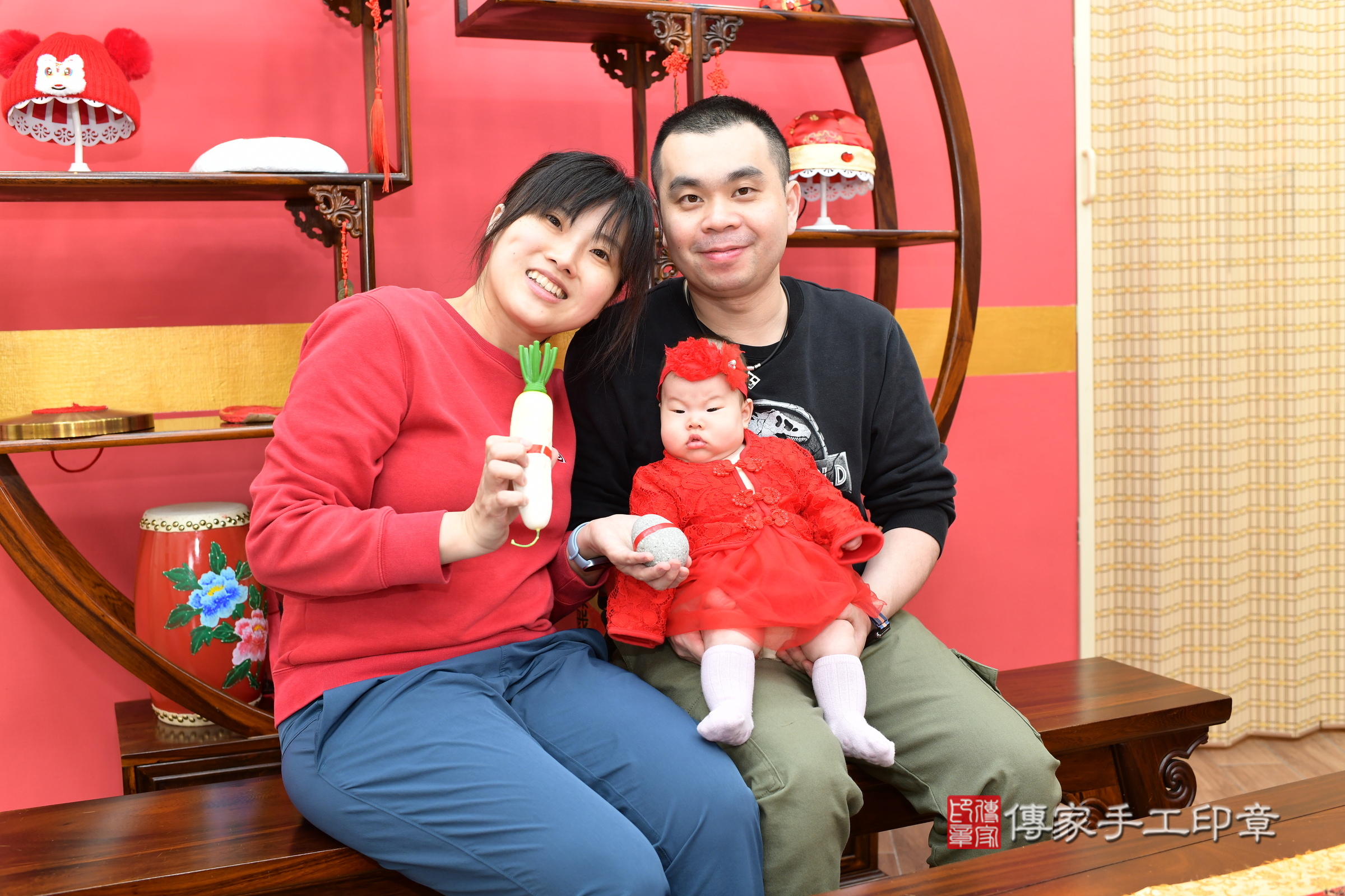 小曦寶寶(新北市永和區嬰兒寶寶滿月剃頭理髮、嬰兒剃胎毛儀式吉祥話)。中國風會場，爸媽寶貝穿「日中韓」古裝禮服。專業拍照、證書。★購買「臍帶章、肚臍章、胎毛筆刷印章」贈送：剃頭、收涎、抓周，三選一。2025.3.29，照片8