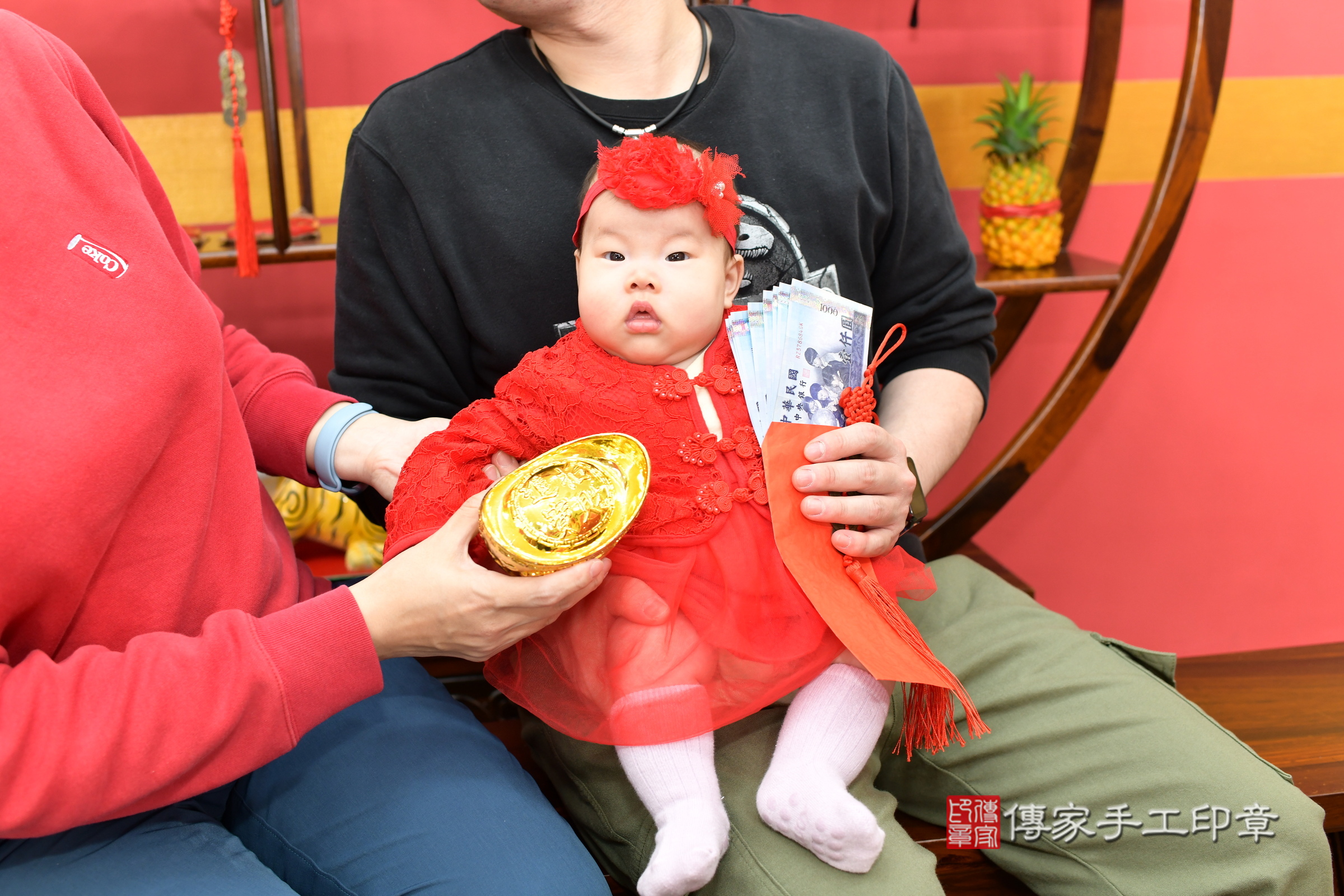 小曦寶寶(新北市永和區嬰兒寶寶滿月剃頭理髮、嬰兒剃胎毛儀式吉祥話)。中國風會場，爸媽寶貝穿「日中韓」古裝禮服。專業拍照、證書。★購買「臍帶章、肚臍章、胎毛筆刷印章」贈送：剃頭、收涎、抓周，三選一。2025.3.29，照片11