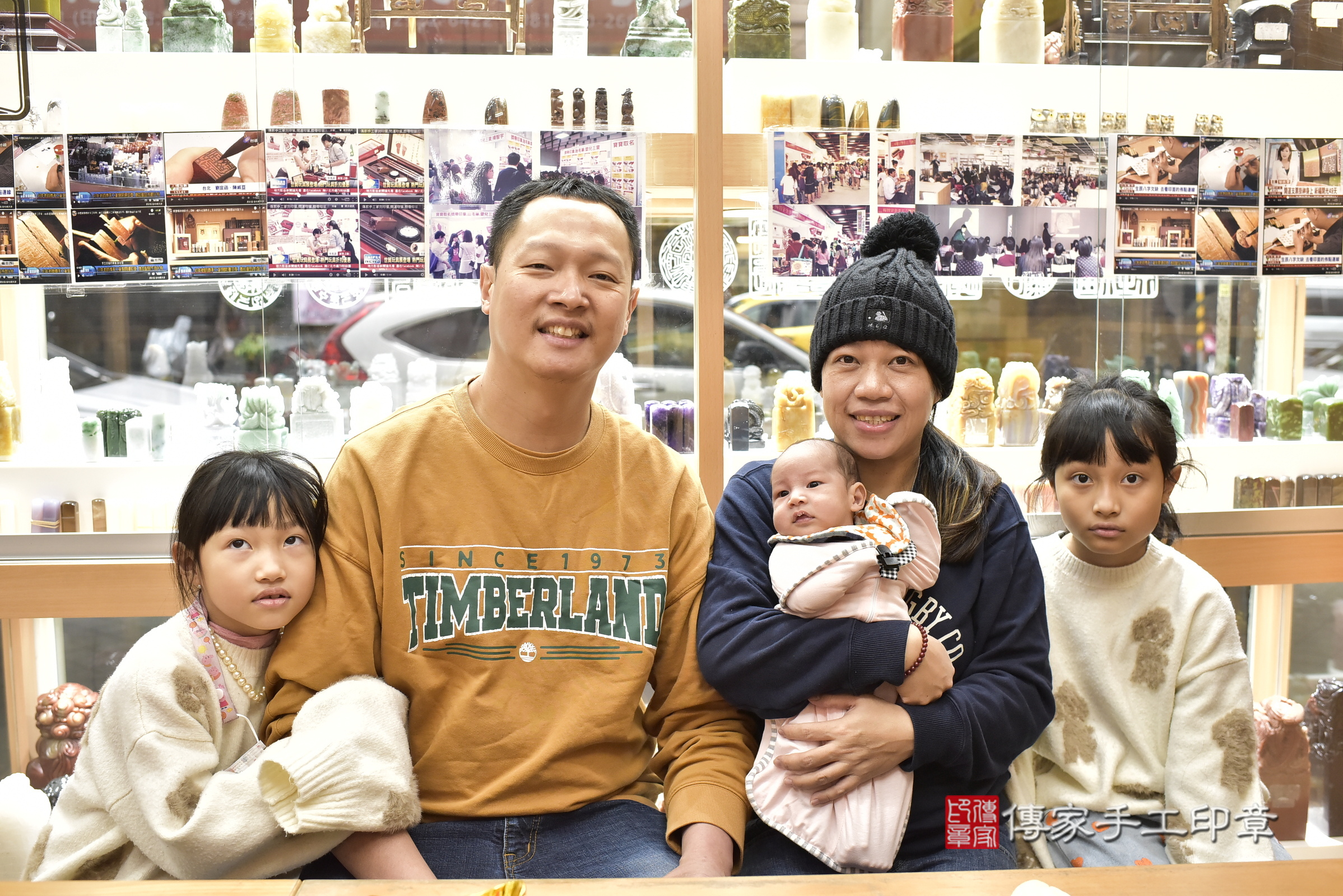小宇寶寶(新北市永和區嬰兒寶寶滿月剃頭理髮、嬰兒剃胎毛儀式吉祥話)。中國風會場，爸媽寶貝穿「日中韓」古裝禮服。專業拍照、證書。★購買「臍帶章、肚臍章、胎毛筆刷印章」贈送：剃頭、收涎、抓周，三選一。2025.3.30，照片1