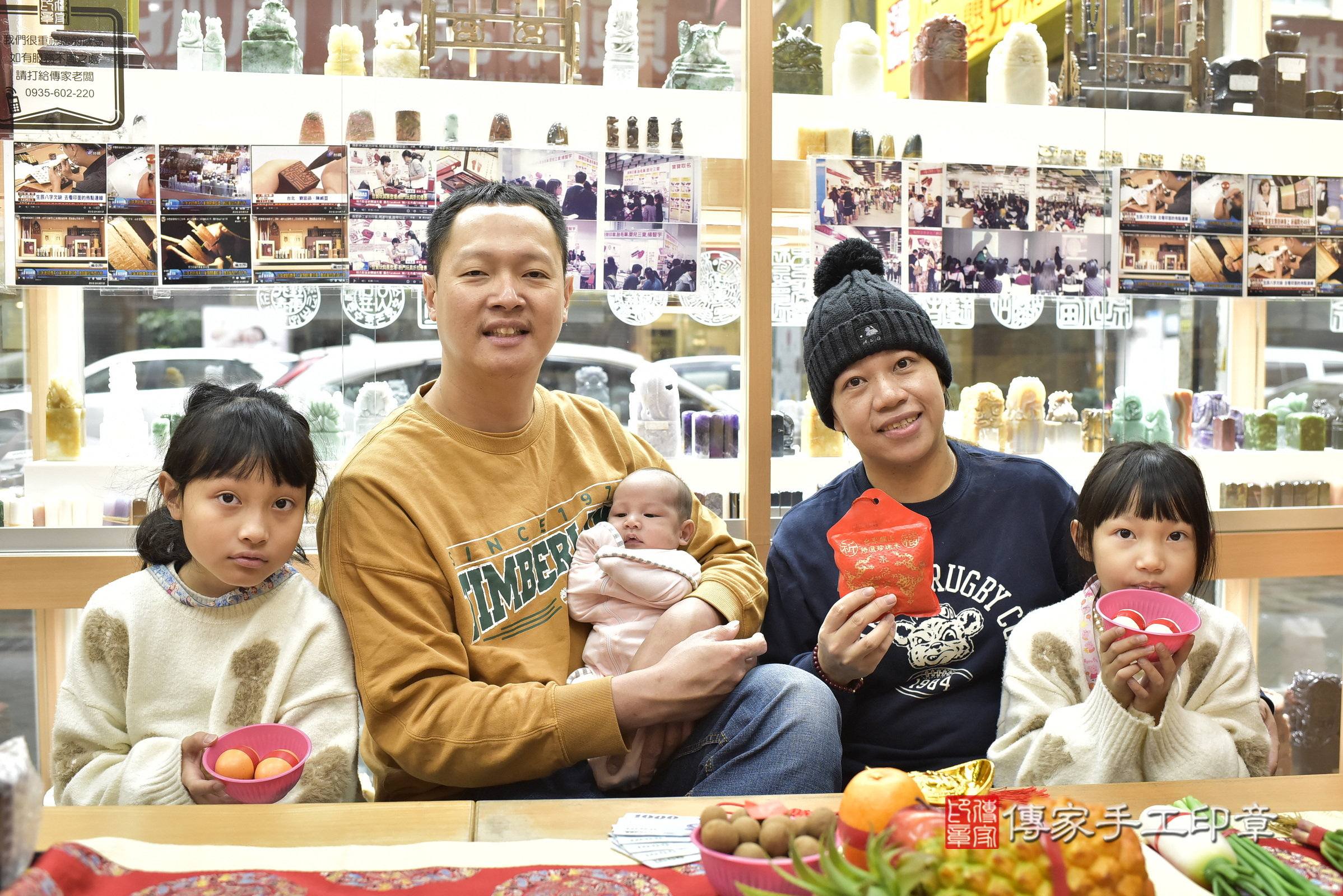 小宇寶寶(新北市永和區嬰兒寶寶滿月剃頭理髮、嬰兒剃胎毛儀式吉祥話)。中國風會場，爸媽寶貝穿「日中韓」古裝禮服。專業拍照、證書。★購買「臍帶章、肚臍章、胎毛筆刷印章」贈送：剃頭、收涎、抓周，三選一。2025.3.30，照片3