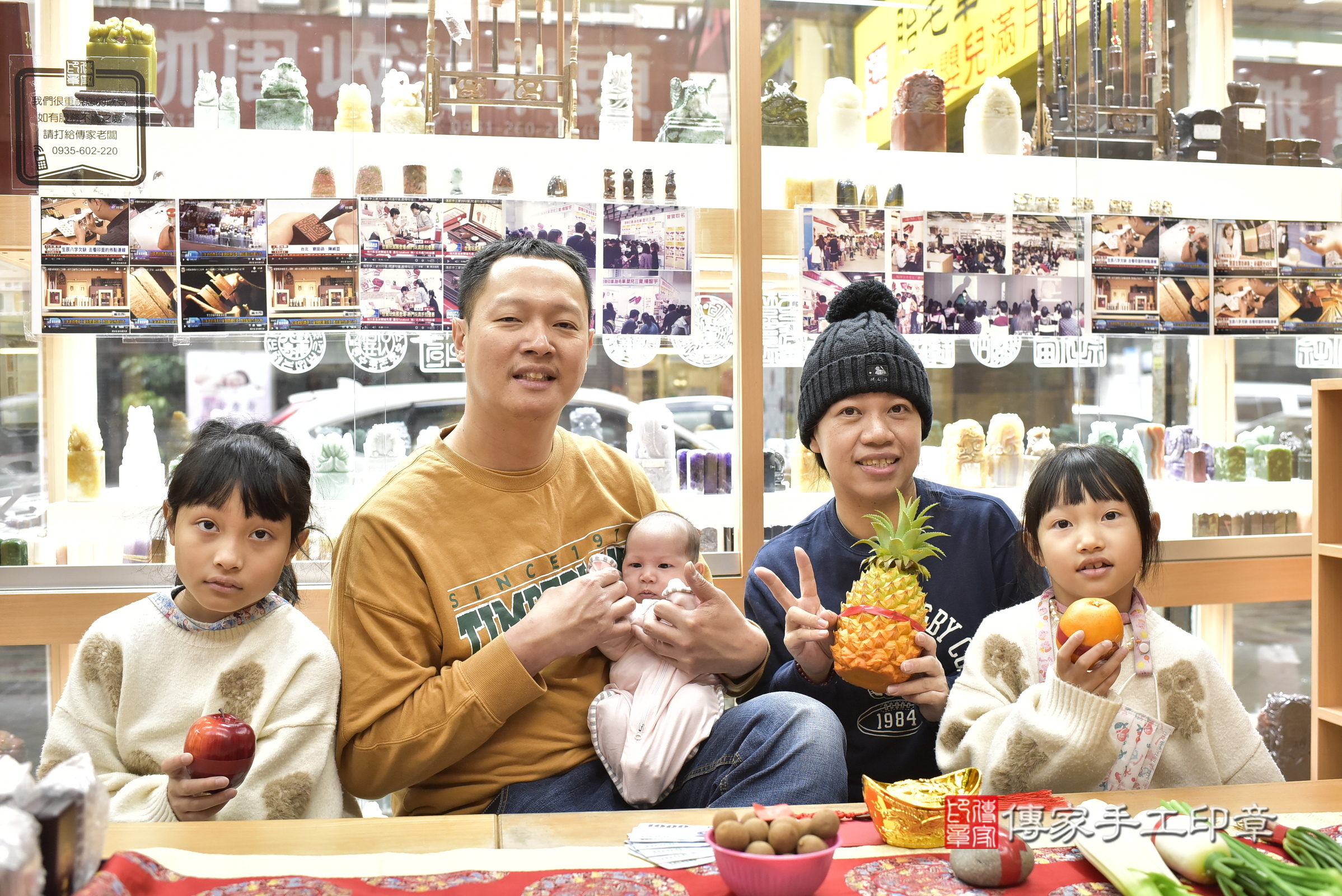 小宇寶寶(新北市永和區嬰兒寶寶滿月剃頭理髮、嬰兒剃胎毛儀式吉祥話)。中國風會場，爸媽寶貝穿「日中韓」古裝禮服。專業拍照、證書。★購買「臍帶章、肚臍章、胎毛筆刷印章」贈送：剃頭、收涎、抓周，三選一。2025.3.30，照片4