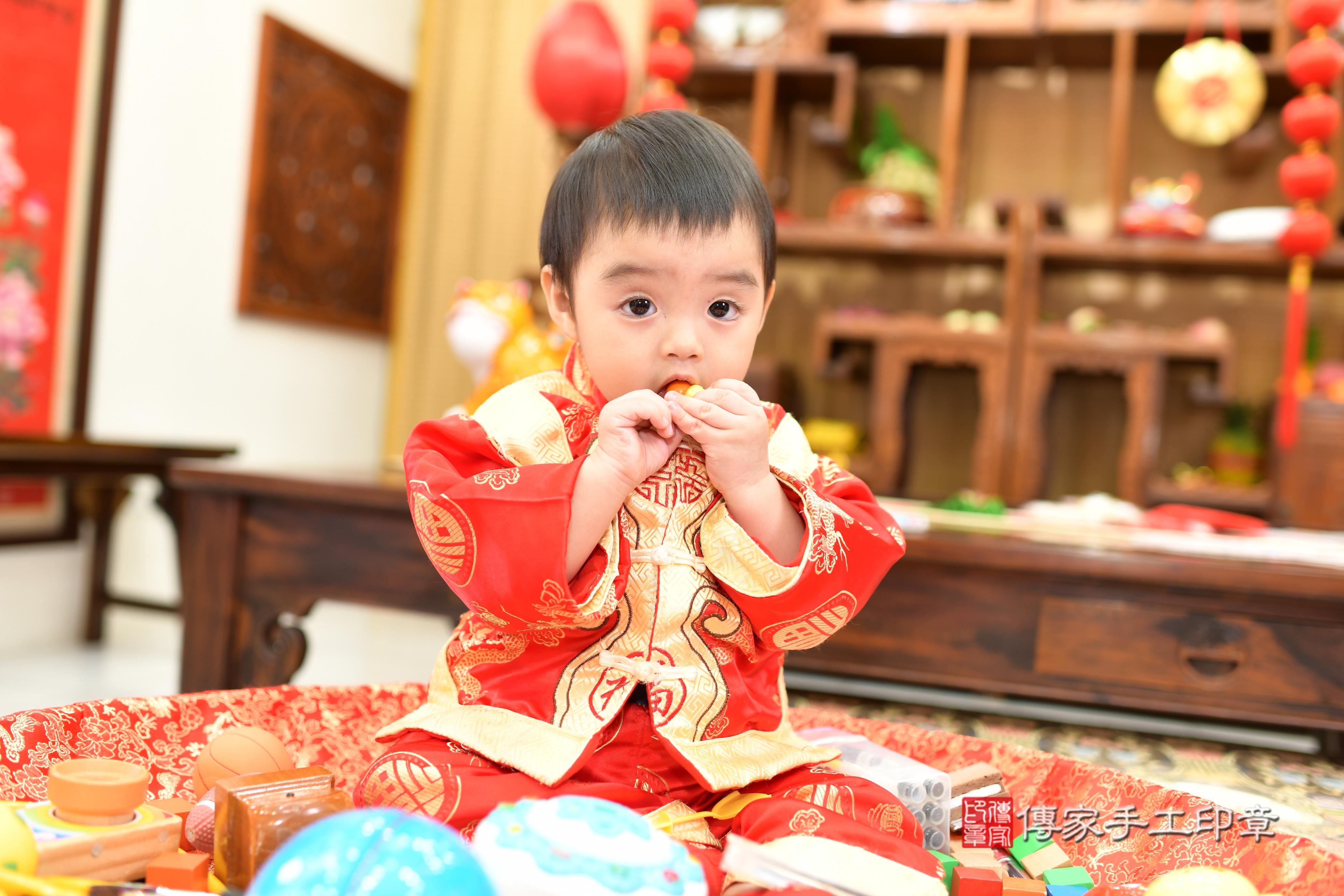 傳家手工印章台南店、抓周、度脺、中國風會場、傳家嬰兒古禮、吉祥話、抓周道具物品24種、拍照。抓周證書。寶寶抓周、滿周歲、生日快樂、祝福 傳家手工印章台南店、抓周、度脺、中國風會場、傳家嬰兒古禮、吉祥話、抓周道具物品24種、拍照。抓周證書。寶寶抓周、滿周歲、生日快樂、祝福