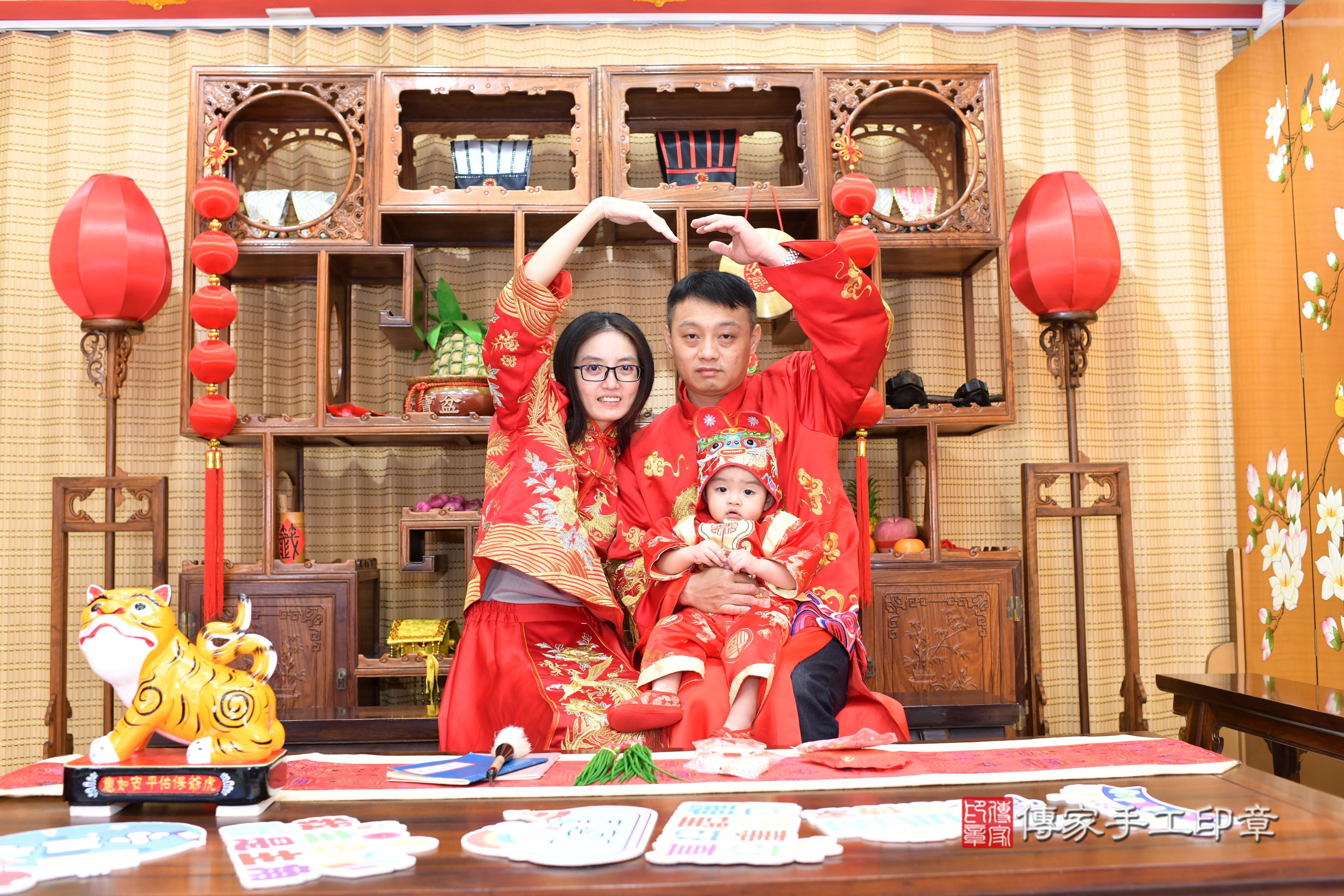 傳家手工印章台南店、抓周、度脺、中國風會場、傳家嬰兒古禮、吉祥話、抓周道具物品24種、拍照。抓周證書。寶寶抓周、滿周歲、生日快樂、祝福 傳家手工印章台南店、抓周、度脺、中國風會場、傳家嬰兒古禮、吉祥話、抓周道具物品24種、拍照。抓周證書。寶寶抓周、滿周歲、生日快樂、祝福