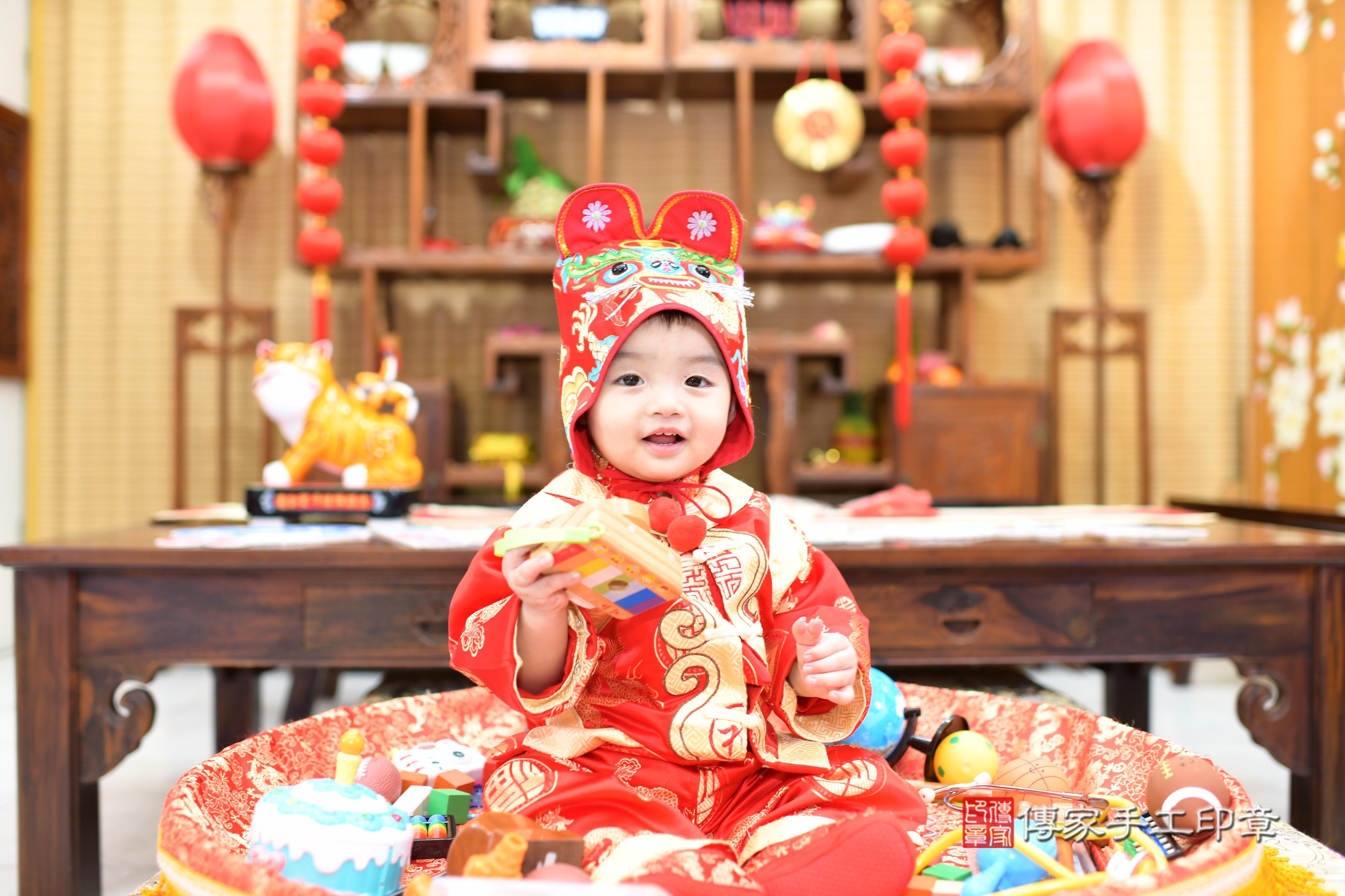 傳家手工印章台南店、抓周、度脺、中國風會場、傳家嬰兒古禮、吉祥話、抓周道具物品24種、拍照。抓周證書。寶寶抓周、滿周歲、生日快樂、祝福 傳家手工印章台南店、抓周、度脺、中國風會場、傳家嬰兒古禮、吉祥話、抓周道具物品24種、拍照。抓周證書。寶寶抓周、滿周歲、生日快樂、祝福