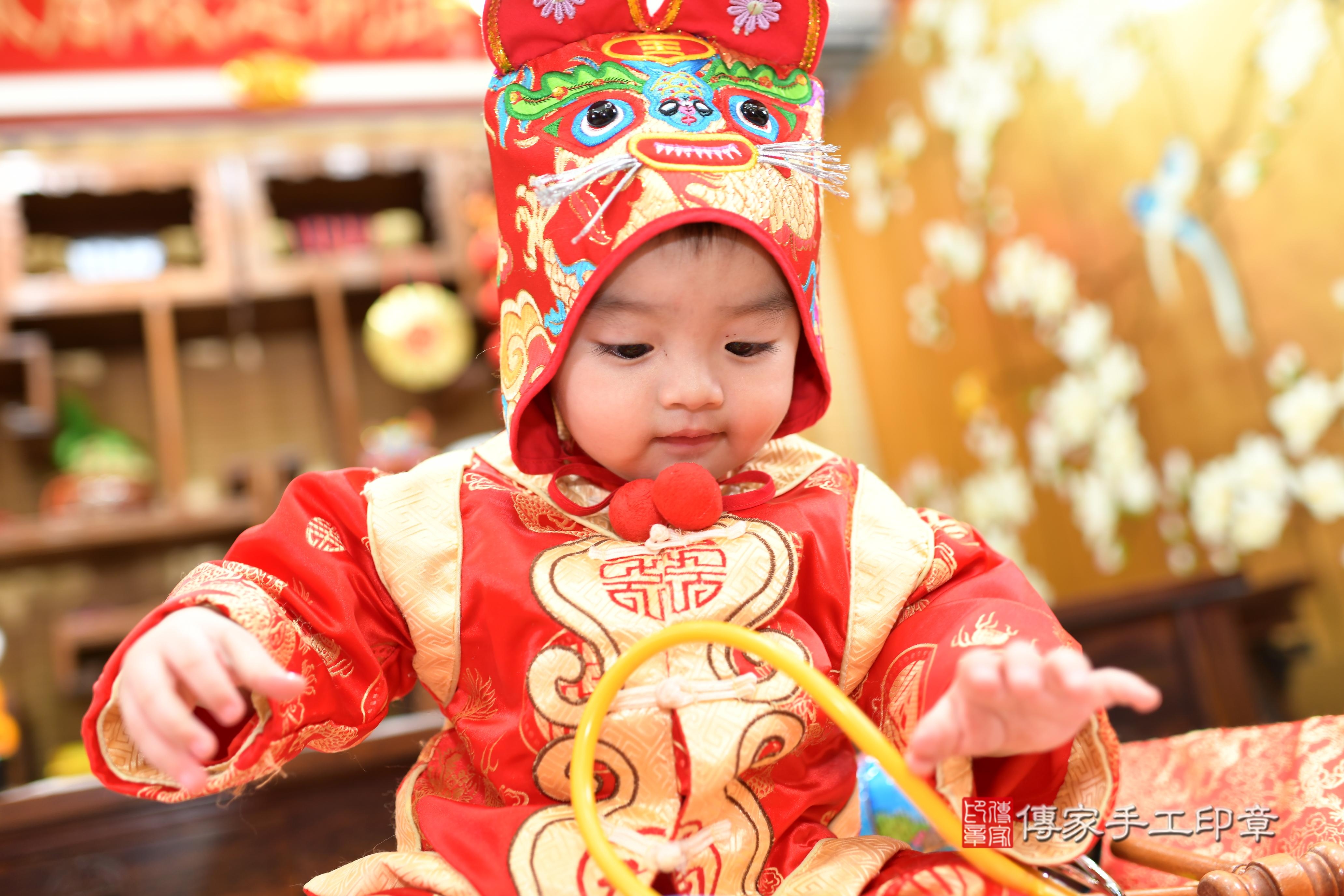 傳家手工印章台南店、抓周、度脺、中國風會場、傳家嬰兒古禮、吉祥話、抓周道具物品24種、拍照。抓周證書。寶寶抓周、滿周歲、生日快樂、祝福 傳家手工印章台南店、抓周、度脺、中國風會場、傳家嬰兒古禮、吉祥話、抓周道具物品24種、拍照。抓周證書。寶寶抓周、滿周歲、生日快樂、祝福