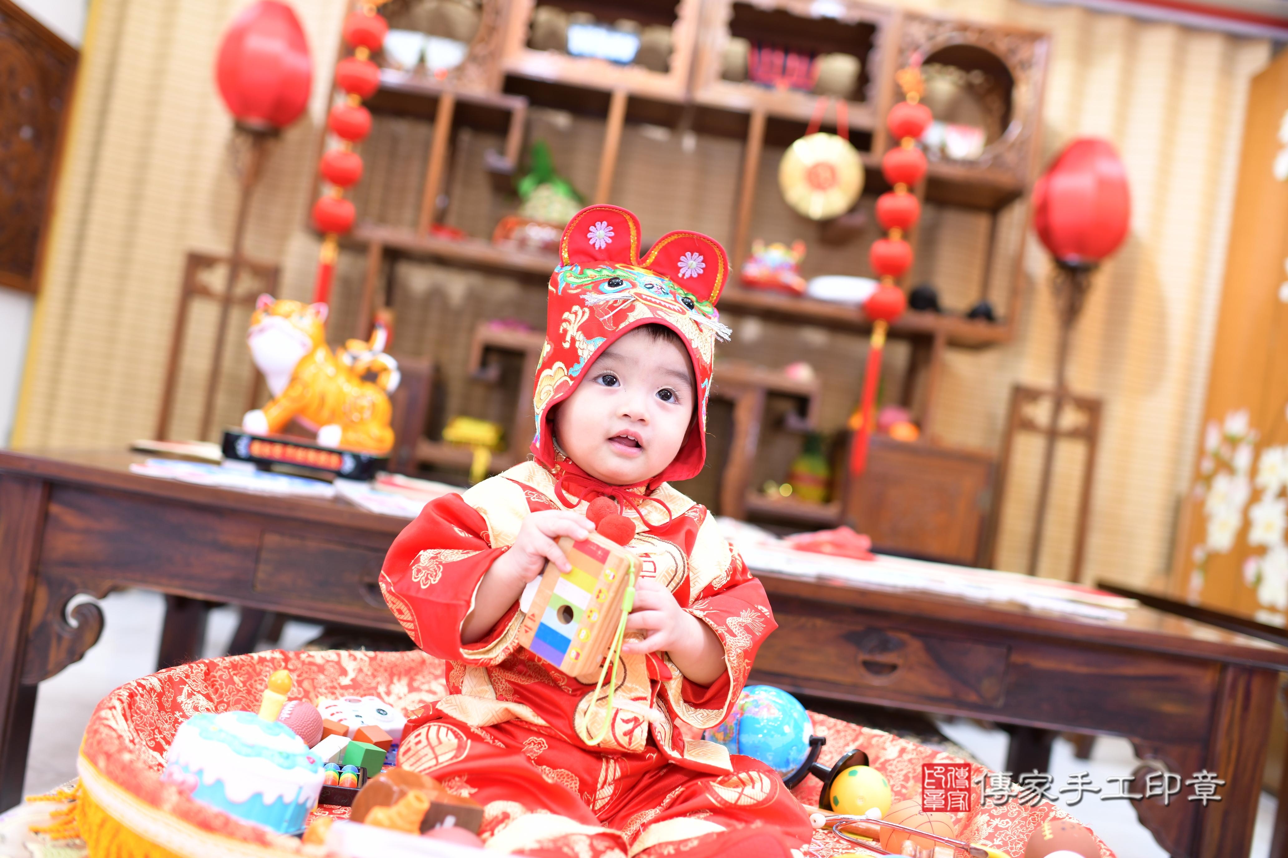 傳家手工印章台南店、抓周、度脺、中國風會場、傳家嬰兒古禮、吉祥話、抓周道具物品24種、拍照。抓周證書。寶寶抓周、滿周歲、生日快樂、祝福 傳家手工印章台南店、抓周、度脺、中國風會場、傳家嬰兒古禮、吉祥話、抓周道具物品24種、拍照。抓周證書。寶寶抓周、滿周歲、生日快樂、祝福