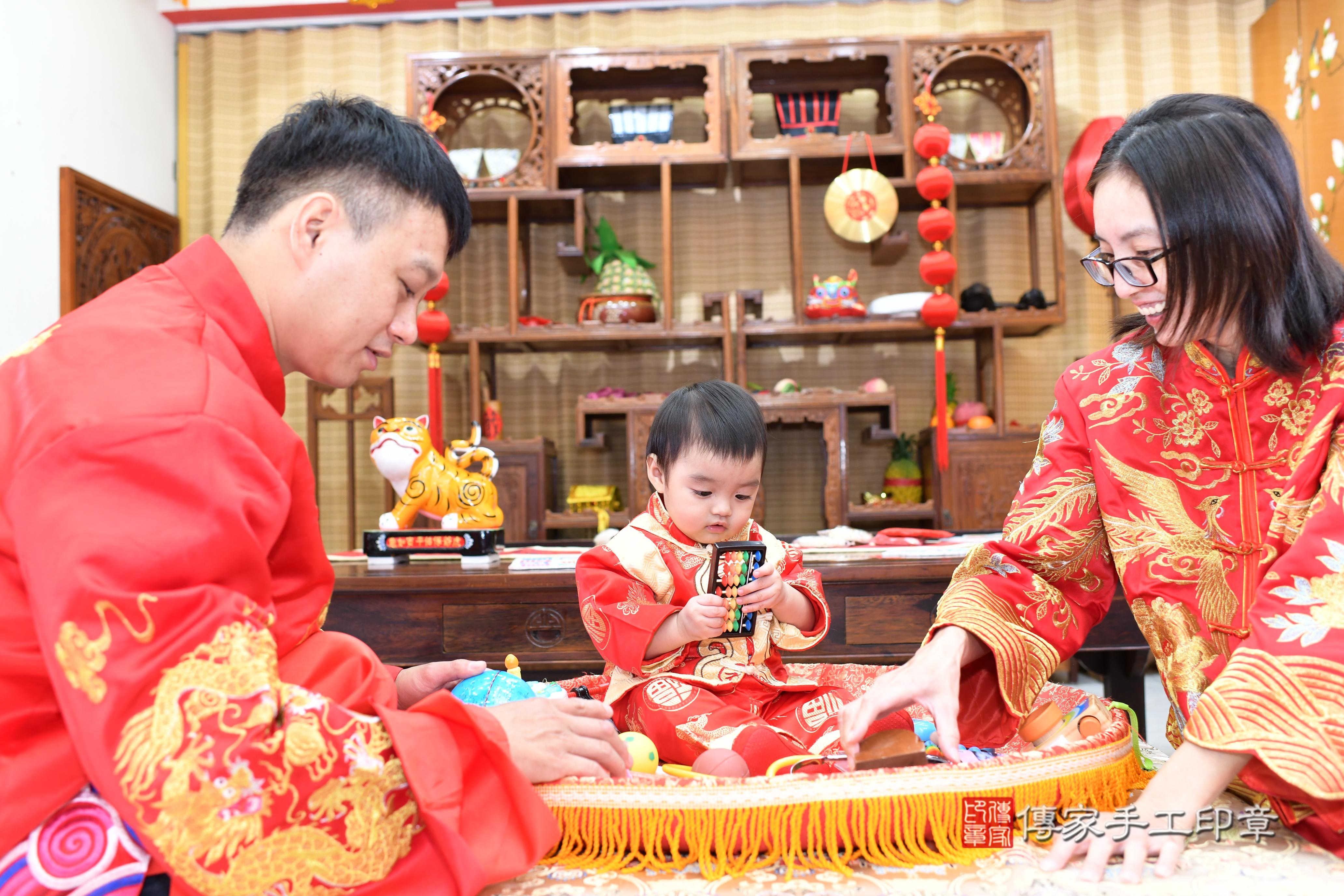 傳家手工印章台南店、抓周、度脺、中國風會場、傳家嬰兒古禮、吉祥話、抓周道具物品24種、拍照。抓周證書。寶寶抓周、滿周歲、生日快樂、祝福 傳家手工印章台南店、抓周、度脺、中國風會場、傳家嬰兒古禮、吉祥話、抓周道具物品24種、拍照。抓周證書。寶寶抓周、滿周歲、生日快樂、祝福