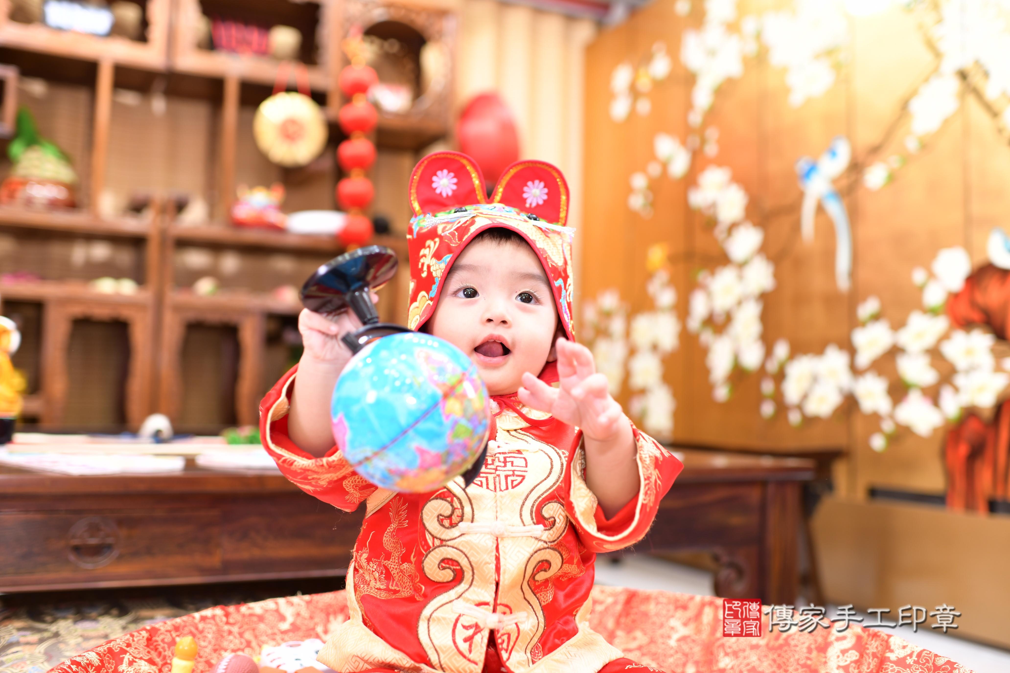 傳家手工印章台南店、抓周、度脺、中國風會場、傳家嬰兒古禮、吉祥話、抓周道具物品24種、拍照。抓周證書。寶寶抓周、滿周歲、生日快樂、祝福 傳家手工印章台南店、抓周、度脺、中國風會場、傳家嬰兒古禮、吉祥話、抓周道具物品24種、拍照。抓周證書。寶寶抓周、滿周歲、生日快樂、祝福