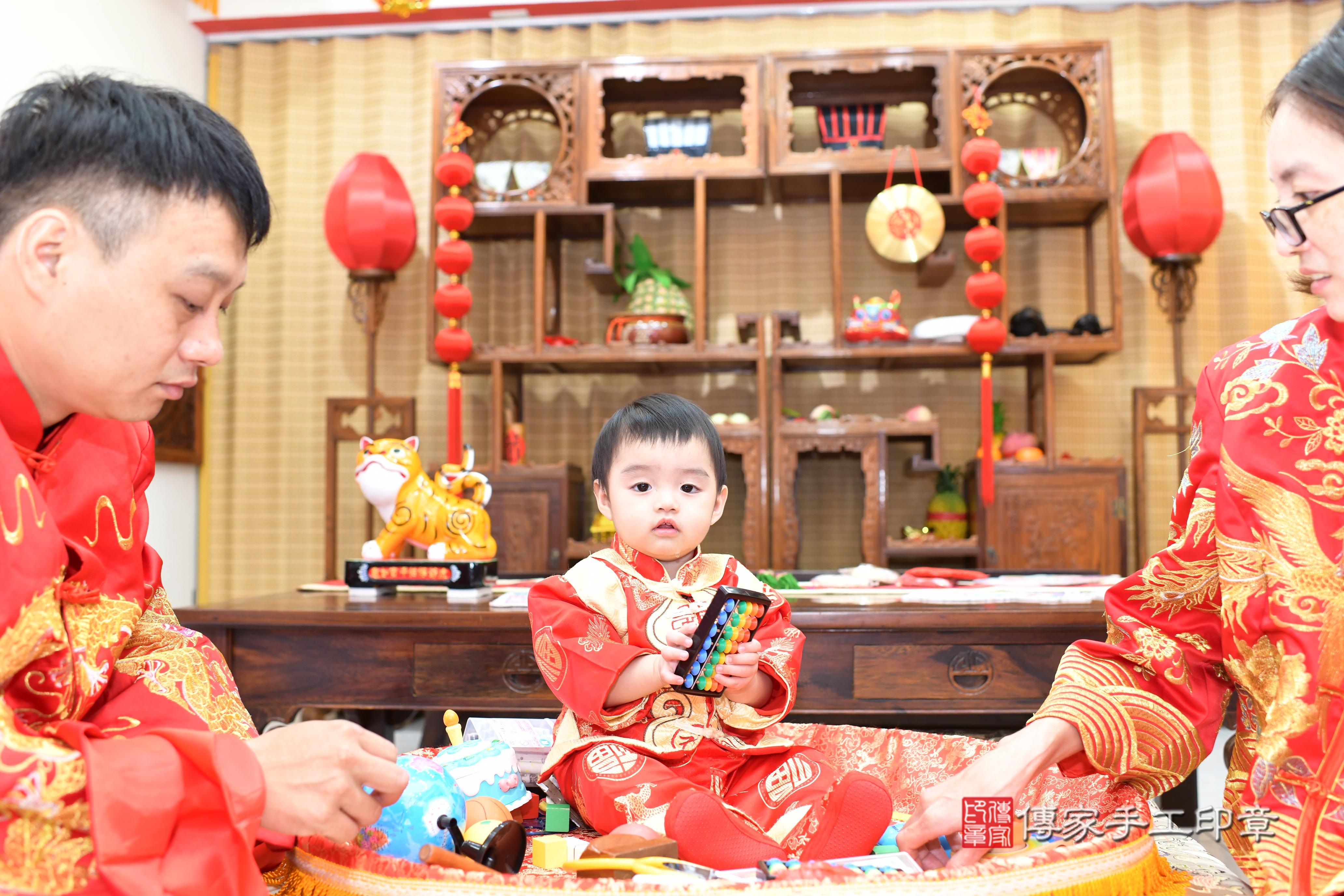 傳家手工印章台南店、抓周、度脺、中國風會場、傳家嬰兒古禮、吉祥話、抓周道具物品24種、拍照。抓周證書。寶寶抓周、滿周歲、生日快樂、祝福 傳家手工印章台南店、抓周、度脺、中國風會場、傳家嬰兒古禮、吉祥話、抓周道具物品24種、拍照。抓周證書。寶寶抓周、滿周歲、生日快樂、祝福