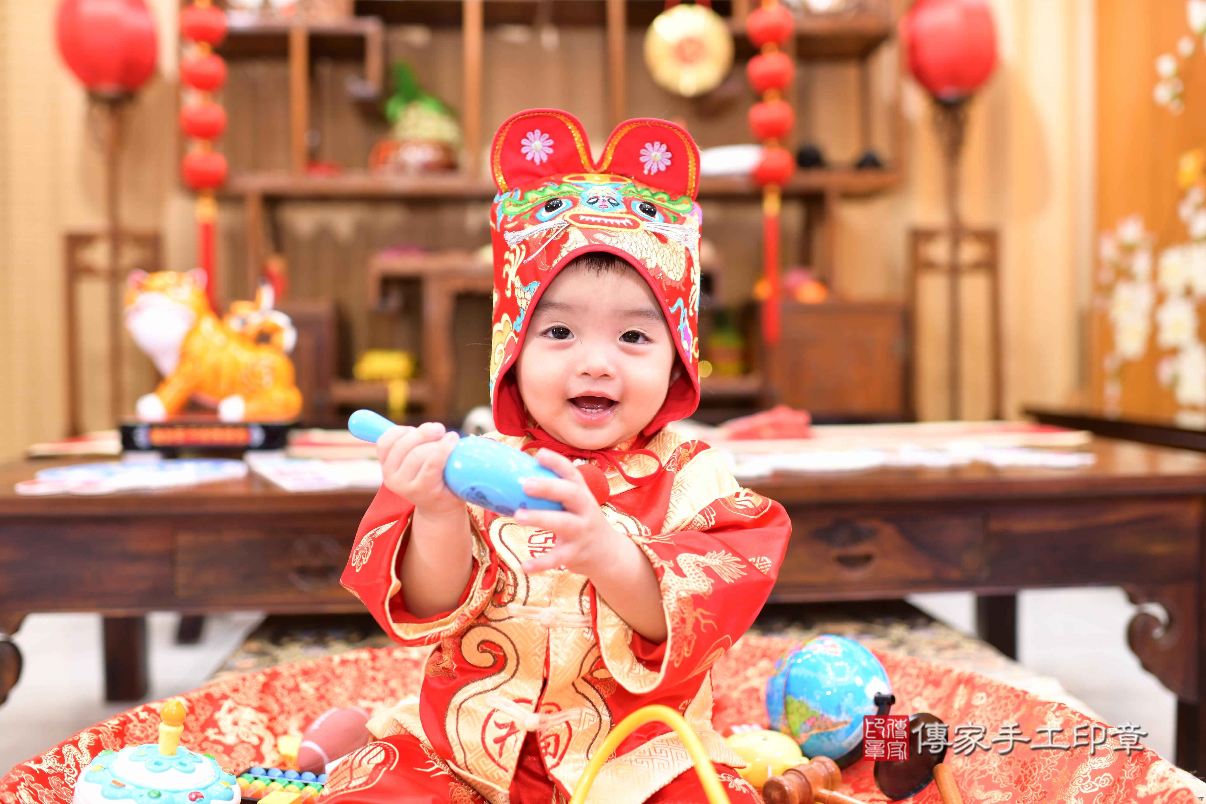 傳家手工印章台南店、抓周、度脺、中國風會場、傳家嬰兒古禮、吉祥話、抓周道具物品24種、拍照。抓周證書。寶寶抓周、滿周歲、生日快樂、祝福 傳家手工印章台南店、抓周、度脺、中國風會場、傳家嬰兒古禮、吉祥話、抓周道具物品24種、拍照。抓周證書。寶寶抓周、滿周歲、生日快樂、祝福