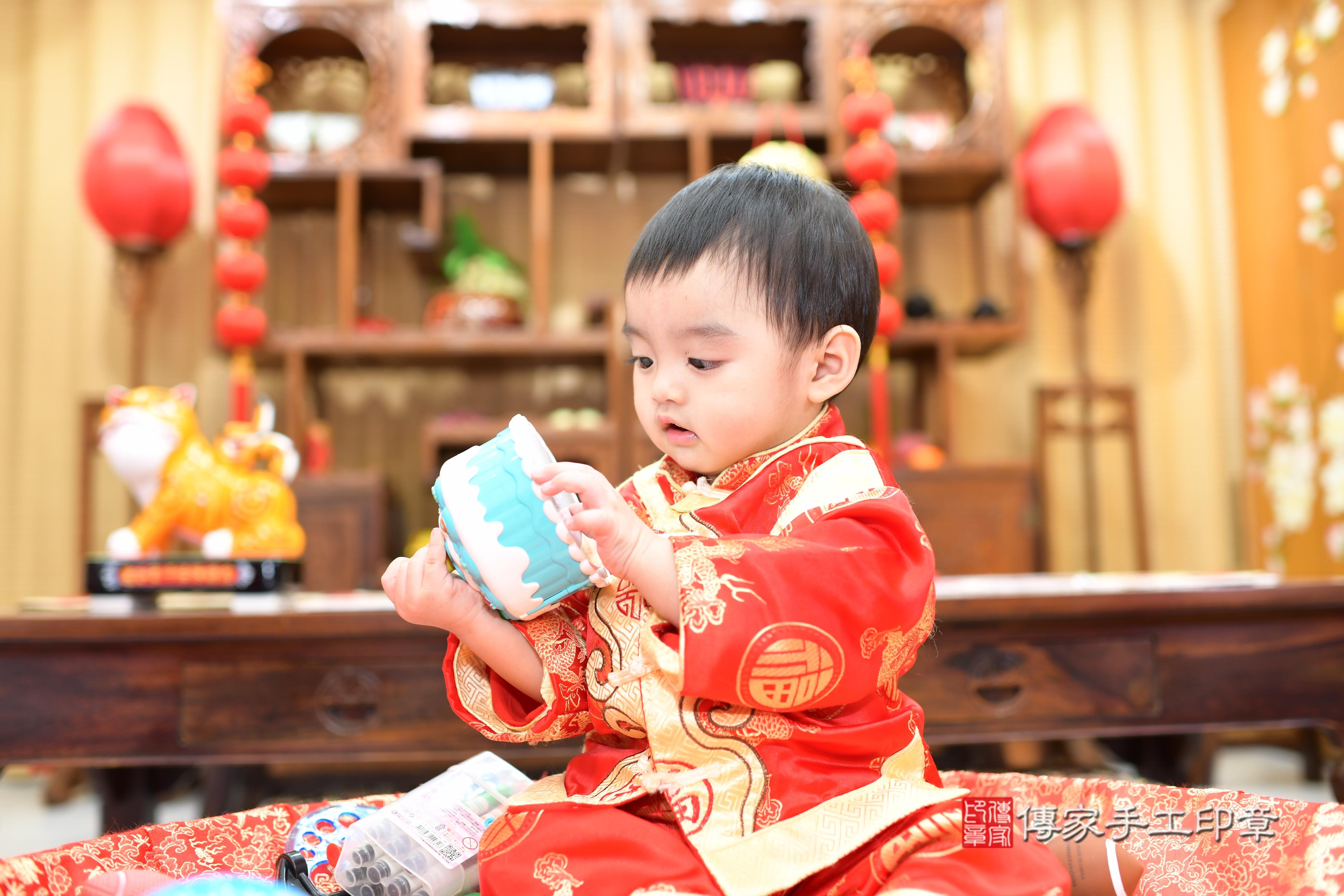 傳家手工印章台南店、抓周、度脺、中國風會場、傳家嬰兒古禮、吉祥話、抓周道具物品24種、拍照。抓周證書。寶寶抓周、滿周歲、生日快樂、祝福 傳家手工印章台南店、抓周、度脺、中國風會場、傳家嬰兒古禮、吉祥話、抓周道具物品24種、拍照。抓周證書。寶寶抓周、滿周歲、生日快樂、祝福