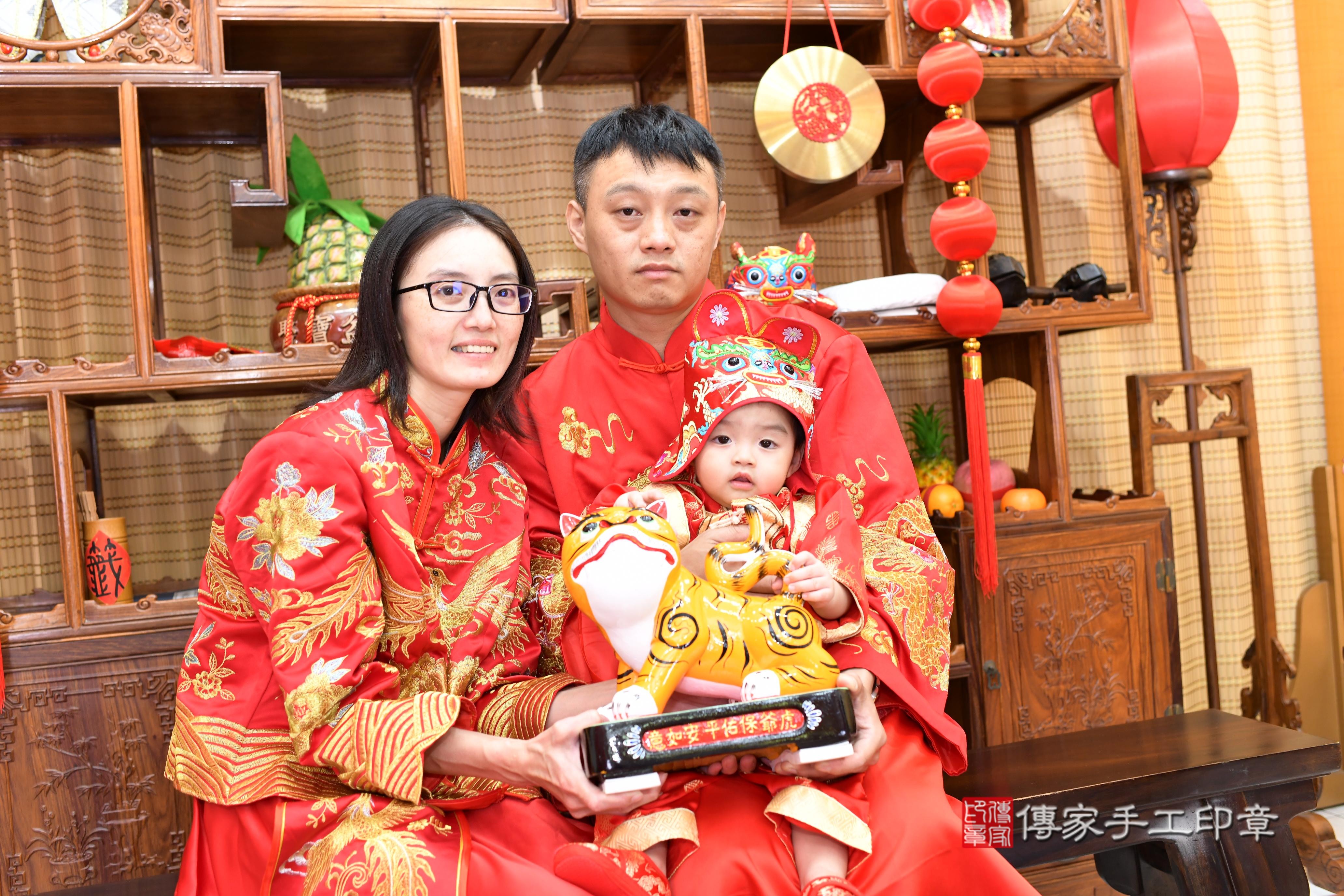 傳家手工印章台南店、抓周、度脺、中國風會場、傳家嬰兒古禮、吉祥話、抓周道具物品24種、拍照。抓周證書。寶寶抓周、滿周歲、生日快樂、祝福