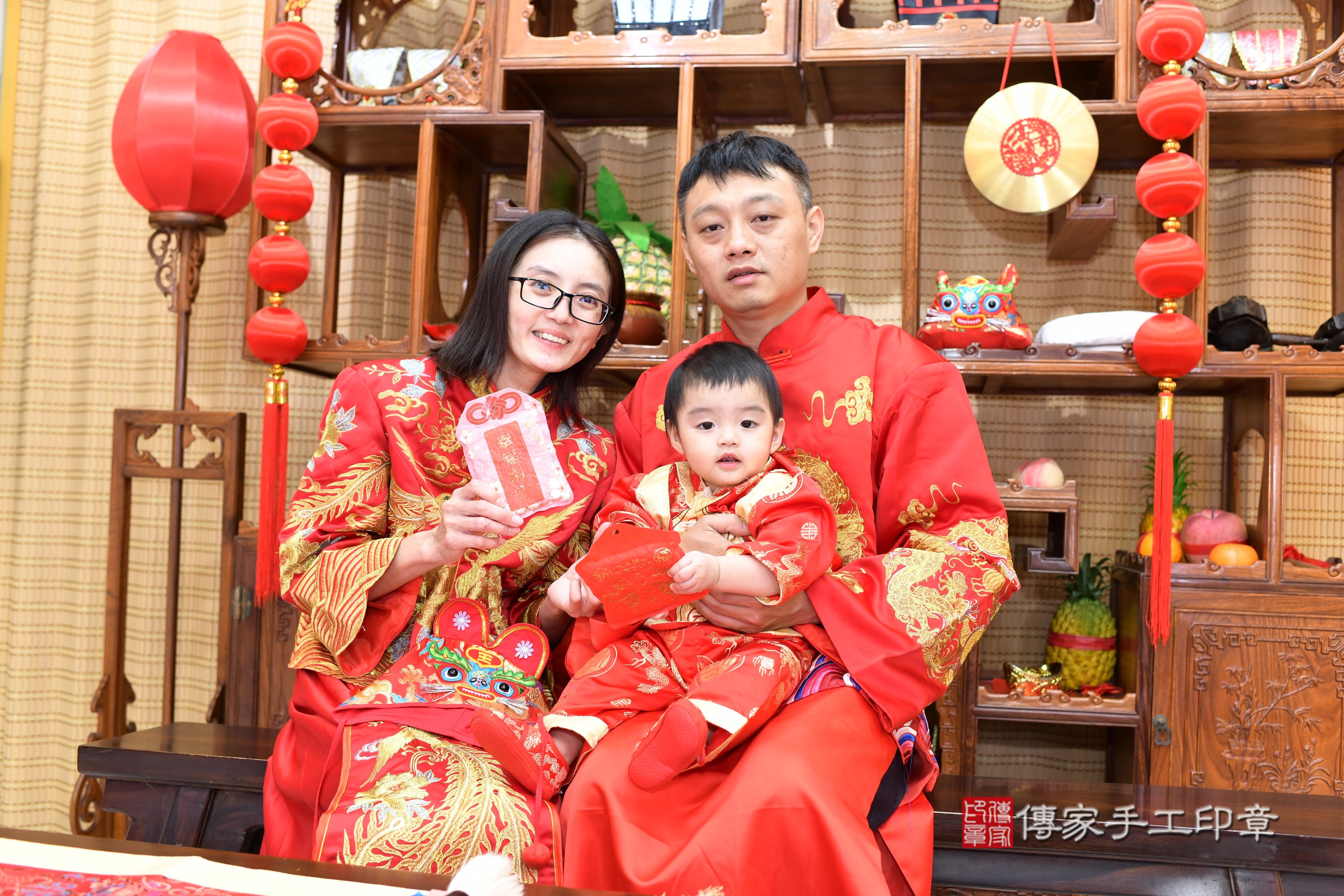 傳家手工印章台南店、抓周、度脺、中國風會場、傳家嬰兒古禮、吉祥話、抓周道具物品24種、拍照。抓周證書。寶寶抓周、滿周歲、生日快樂、祝福 傳家手工印章台南店、抓周、度脺、中國風會場、傳家嬰兒古禮、吉祥話、抓周道具物品24種、拍照。抓周證書。寶寶抓周、滿周歲、生日快樂、祝福