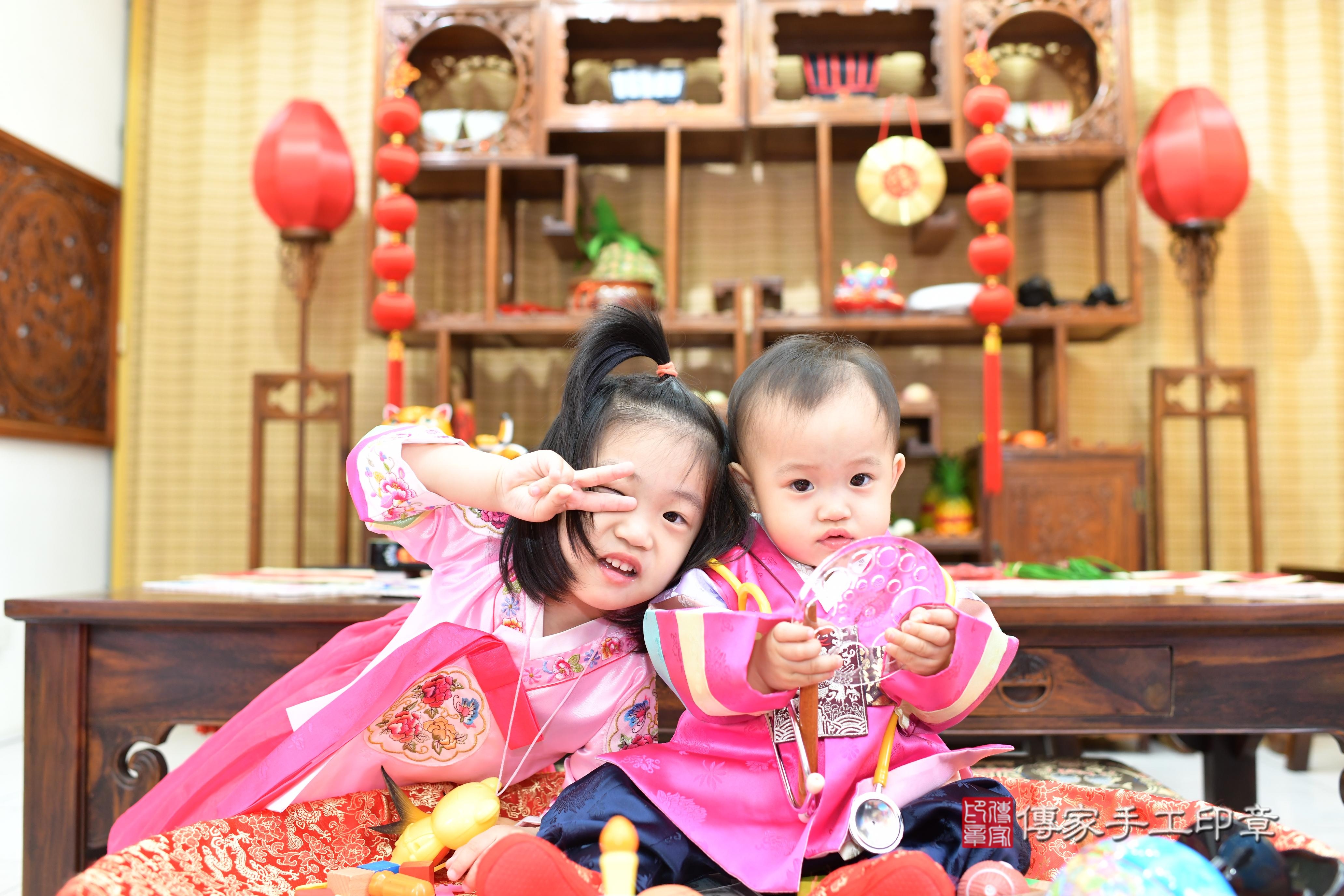 傳家手工印章台南店、抓周、度脺、中國風會場、傳家嬰兒古禮、吉祥話、抓周道具物品24種、拍照。抓周證書。寶寶抓周、滿周歲、生日快樂、祝福 傳家手工印章台南店、抓周、度脺、中國風會場、傳家嬰兒古禮、吉祥話、抓周道具物品24種、拍照。抓周證書。寶寶抓周、滿周歲、生日快樂、祝福