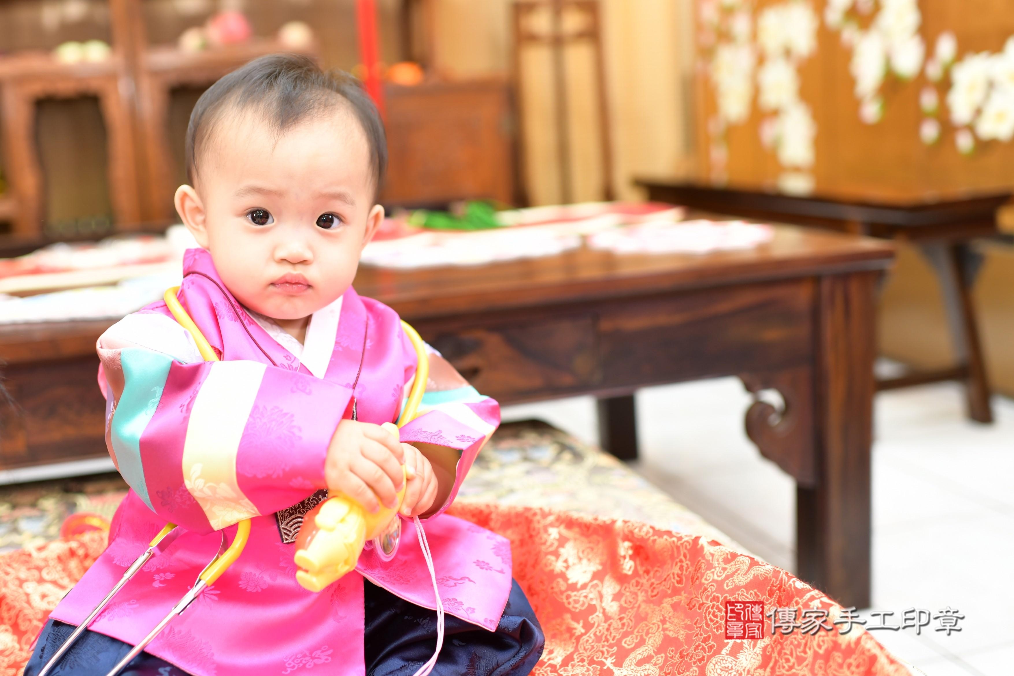 傳家手工印章台南店、抓周、度脺、中國風會場、傳家嬰兒古禮、吉祥話、抓周道具物品24種、拍照。抓周證書。寶寶抓周、滿周歲、生日快樂、祝福 傳家手工印章台南店、抓周、度脺、中國風會場、傳家嬰兒古禮、吉祥話、抓周道具物品24種、拍照。抓周證書。寶寶抓周、滿周歲、生日快樂、祝福