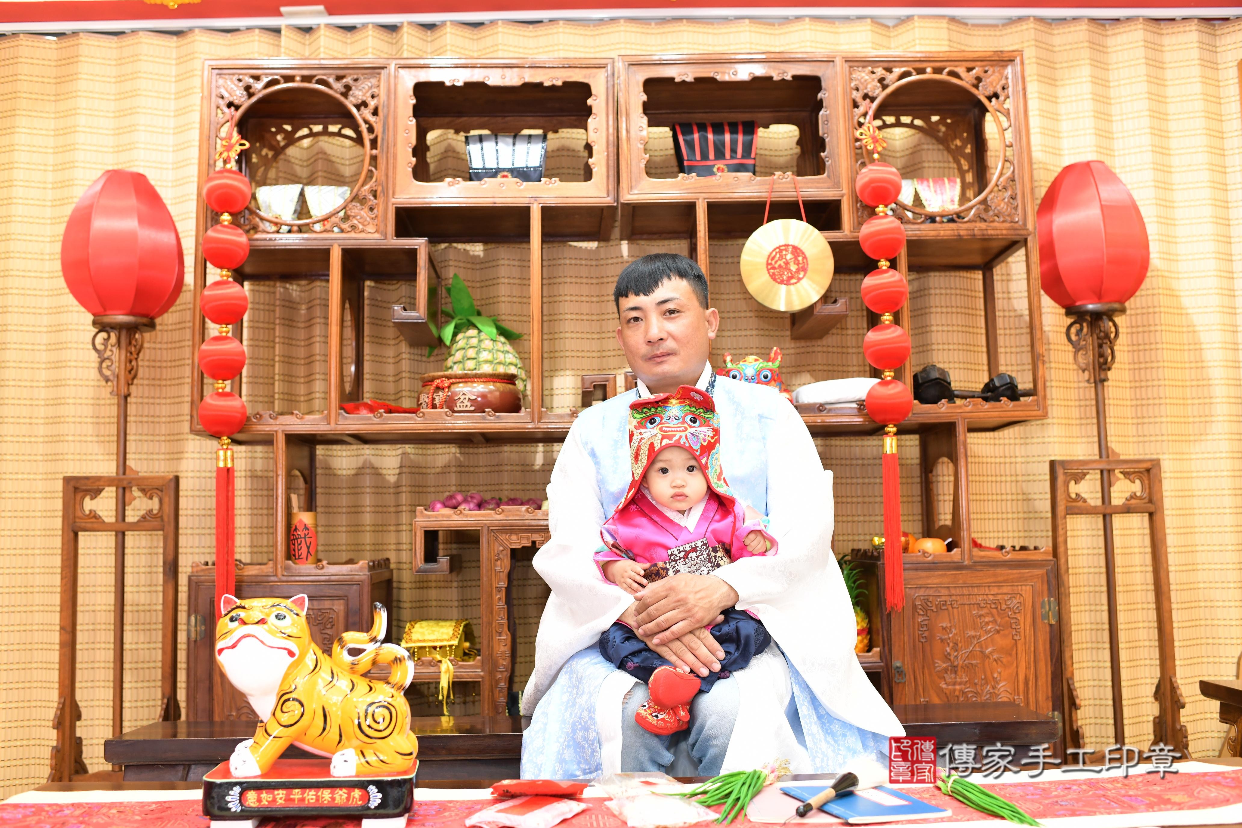 傳家手工印章台南店、抓周、度脺、中國風會場、傳家嬰兒古禮、吉祥話、抓周道具物品24種、拍照。抓周證書。寶寶抓周、滿周歲、生日快樂、祝福 傳家手工印章台南店、抓周、度脺、中國風會場、傳家嬰兒古禮、吉祥話、抓周道具物品24種、拍照。抓周證書。寶寶抓周、滿周歲、生日快樂、祝福