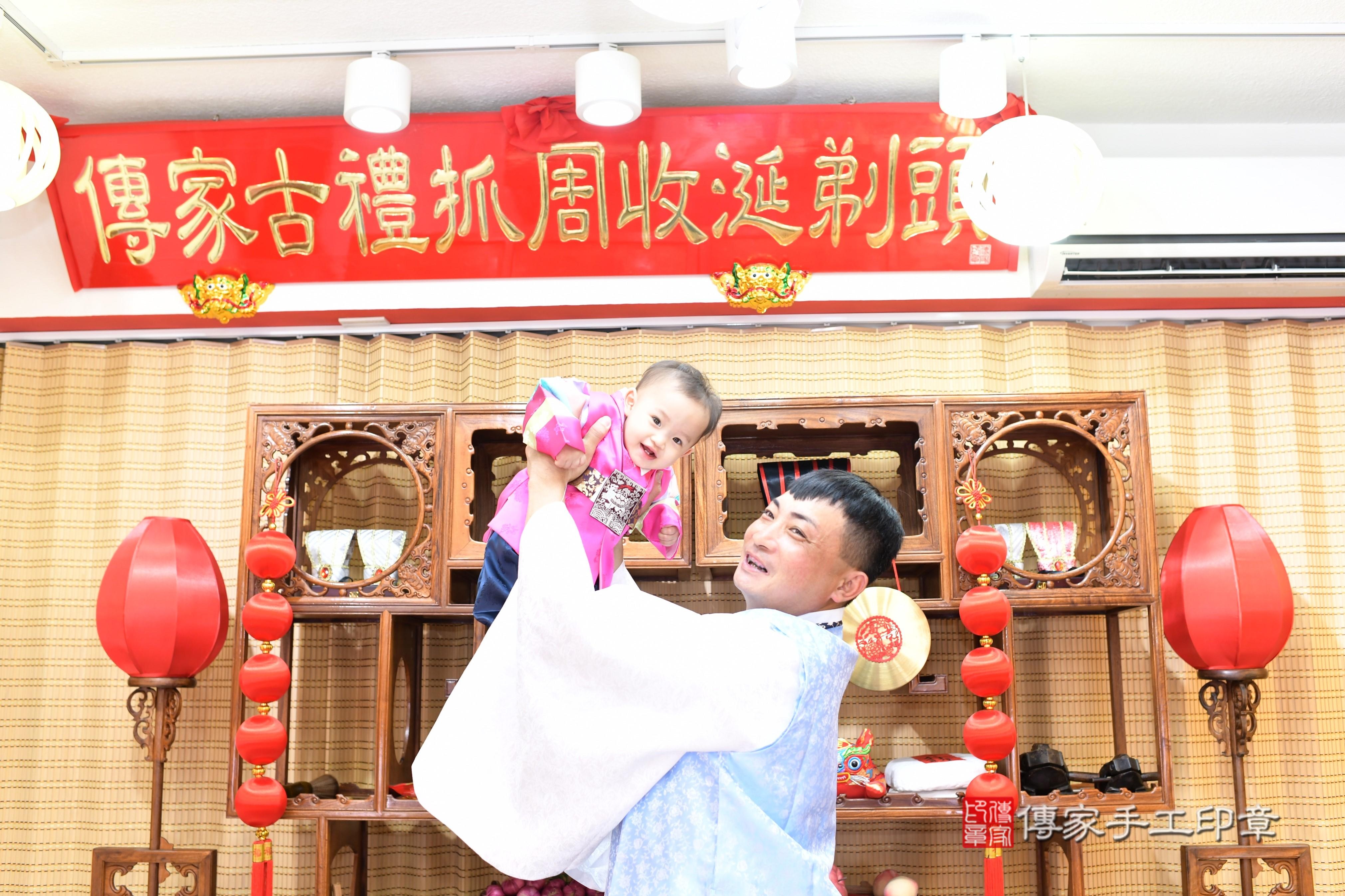 傳家手工印章台南店、抓周、度脺、中國風會場、傳家嬰兒古禮、吉祥話、抓周道具物品24種、拍照。抓周證書。寶寶抓周、滿周歲、生日快樂、祝福 傳家手工印章台南店、抓周、度脺、中國風會場、傳家嬰兒古禮、吉祥話、抓周道具物品24種、拍照。抓周證書。寶寶抓周、滿周歲、生日快樂、祝福