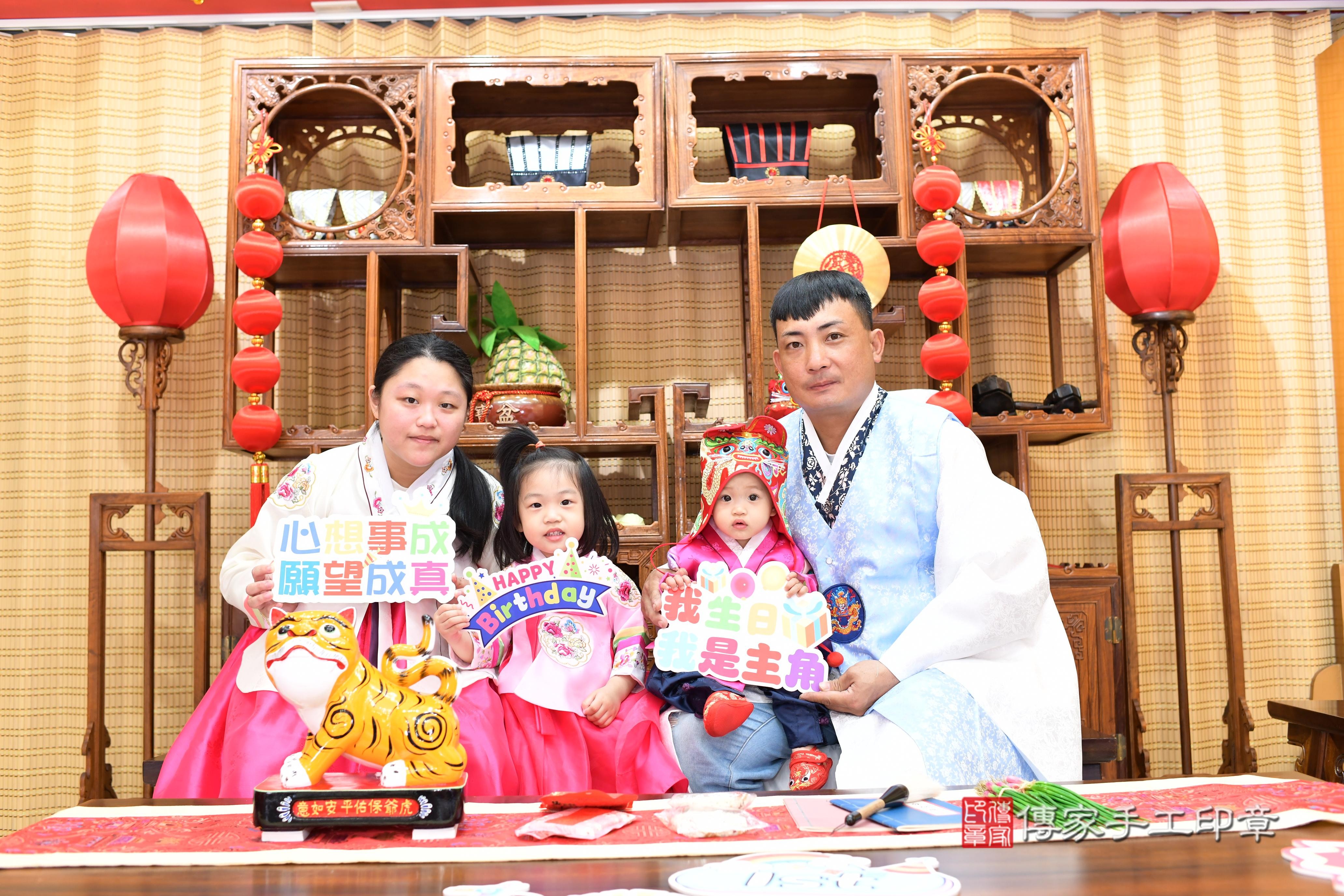 傳家手工印章台南店、抓周、度脺、中國風會場、傳家嬰兒古禮、吉祥話、抓周道具物品24種、拍照。抓周證書。寶寶抓周、滿周歲、生日快樂、祝福 傳家手工印章台南店、抓周、度脺、中國風會場、傳家嬰兒古禮、吉祥話、抓周道具物品24種、拍照。抓周證書。寶寶抓周、滿周歲、生日快樂、祝福