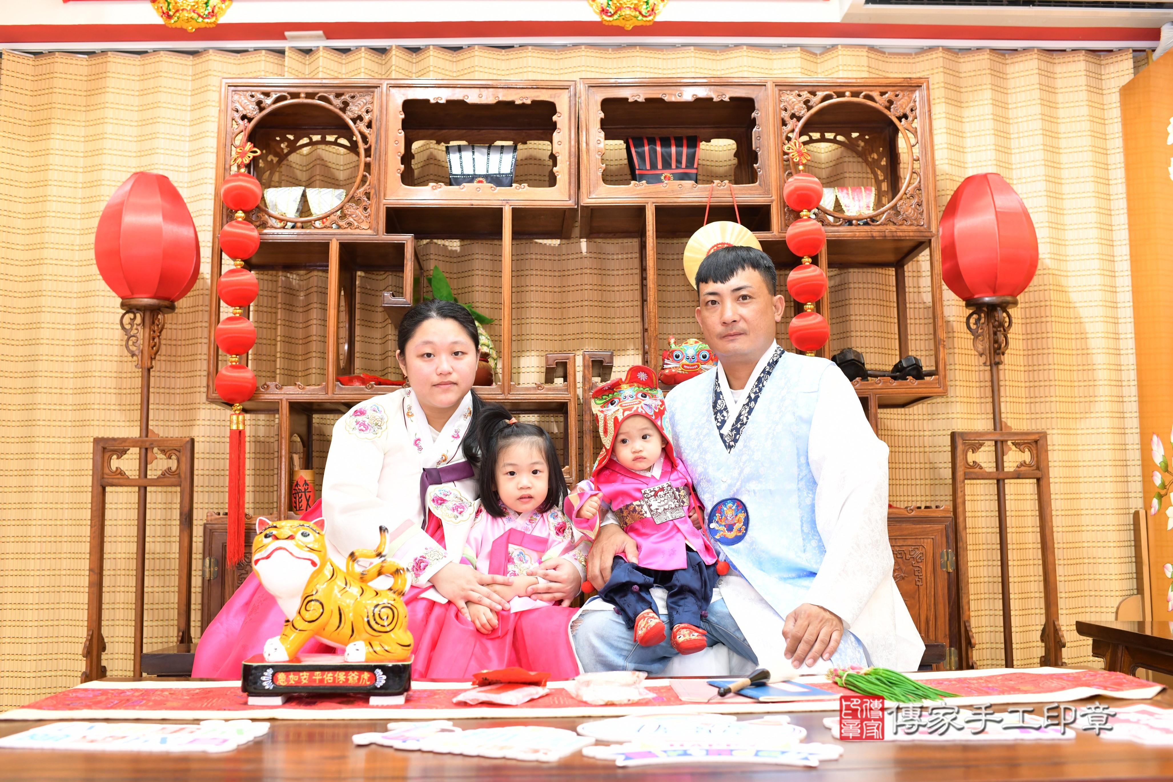 傳家手工印章台南店、抓周、度脺、中國風會場、傳家嬰兒古禮、吉祥話、抓周道具物品24種、拍照。抓周證書。寶寶抓周、滿周歲、生日快樂、祝福 傳家手工印章台南店、抓周、度脺、中國風會場、傳家嬰兒古禮、吉祥話、抓周道具物品24種、拍照。抓周證書。寶寶抓周、滿周歲、生日快樂、祝福