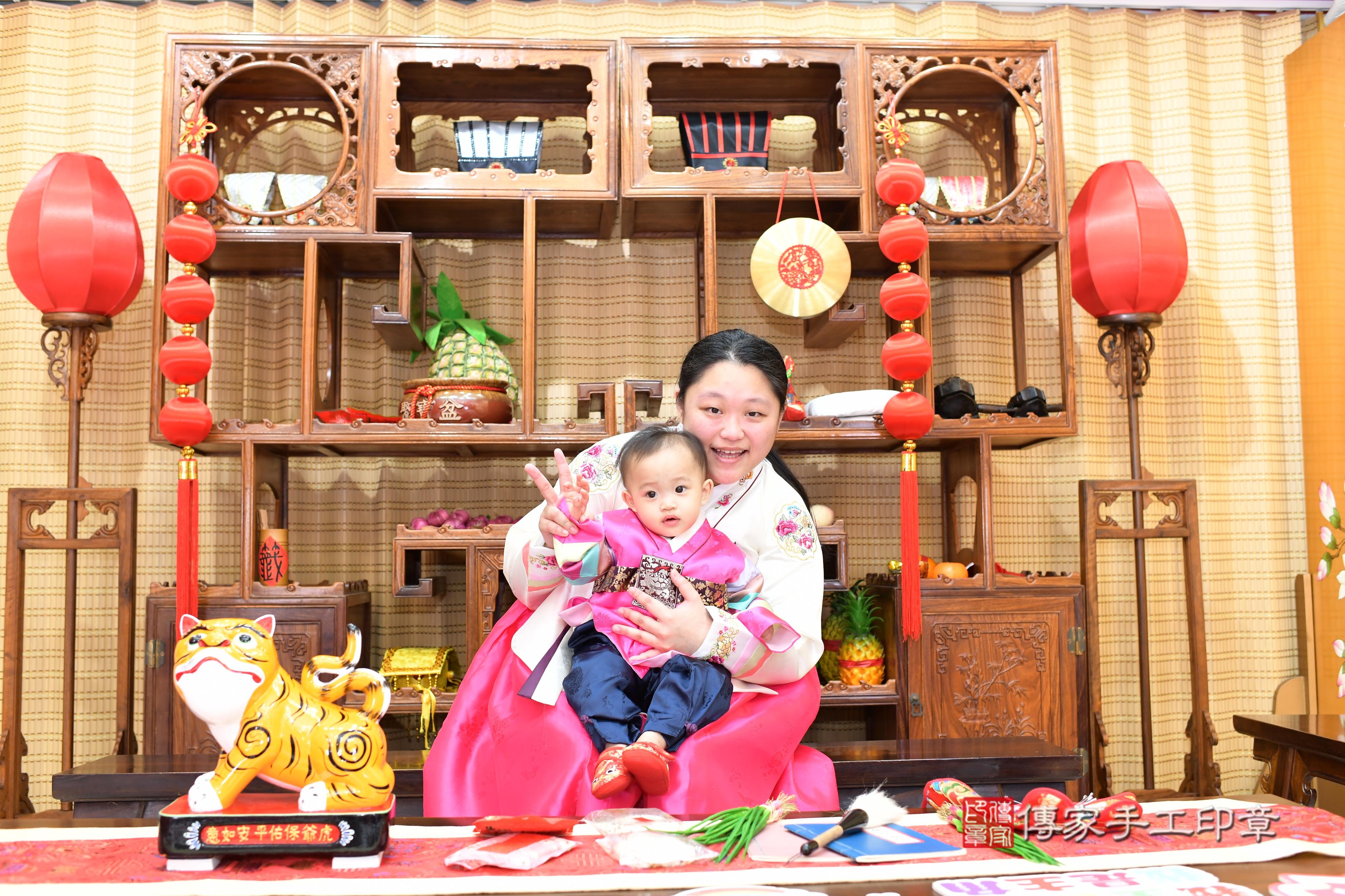 傳家手工印章台南店、抓周、度脺、中國風會場、傳家嬰兒古禮、吉祥話、抓周道具物品24種、拍照。抓周證書。寶寶抓周、滿周歲、生日快樂、祝福 傳家手工印章台南店、抓周、度脺、中國風會場、傳家嬰兒古禮、吉祥話、抓周道具物品24種、拍照。抓周證書。寶寶抓周、滿周歲、生日快樂、祝福