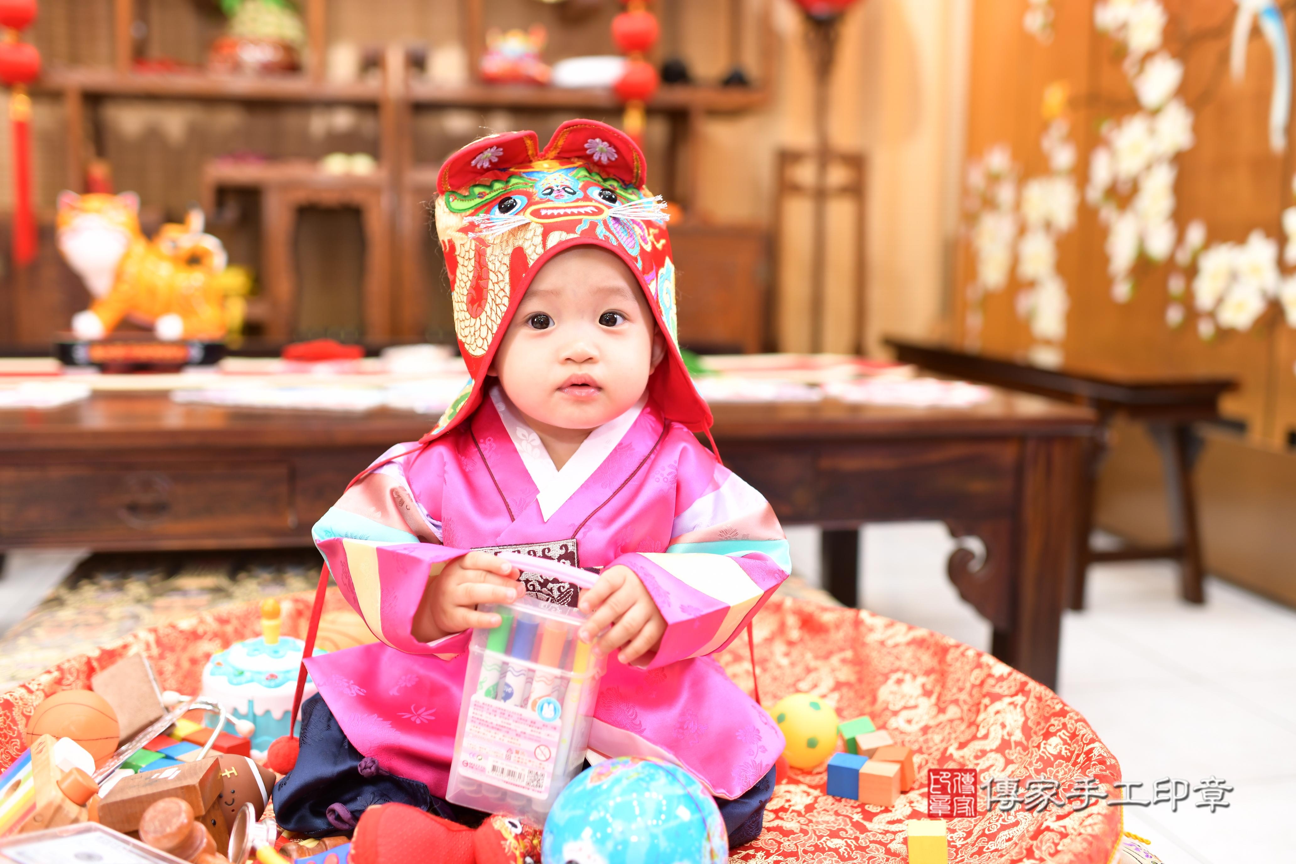 傳家手工印章台南店、抓周、度脺、中國風會場、傳家嬰兒古禮、吉祥話、抓周道具物品24種、拍照。抓周證書。寶寶抓周、滿周歲、生日快樂、祝福 傳家手工印章台南店、抓周、度脺、中國風會場、傳家嬰兒古禮、吉祥話、抓周道具物品24種、拍照。抓周證書。寶寶抓周、滿周歲、生日快樂、祝福