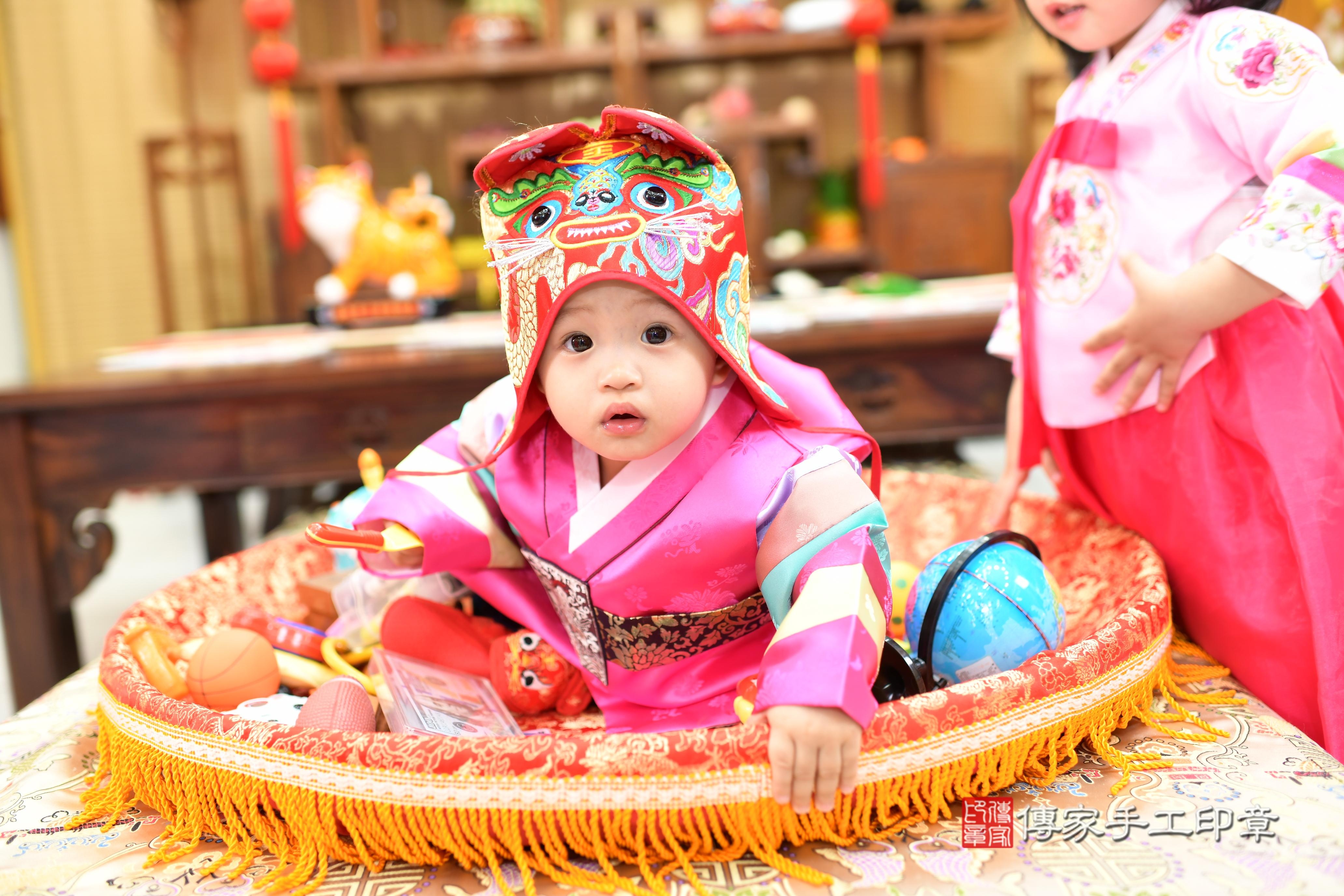 傳家手工印章台南店、抓周、度脺、中國風會場、傳家嬰兒古禮、吉祥話、抓周道具物品24種、拍照。抓周證書。寶寶抓周、滿周歲、生日快樂、祝福 傳家手工印章台南店、抓周、度脺、中國風會場、傳家嬰兒古禮、吉祥話、抓周道具物品24種、拍照。抓周證書。寶寶抓周、滿周歲、生日快樂、祝福