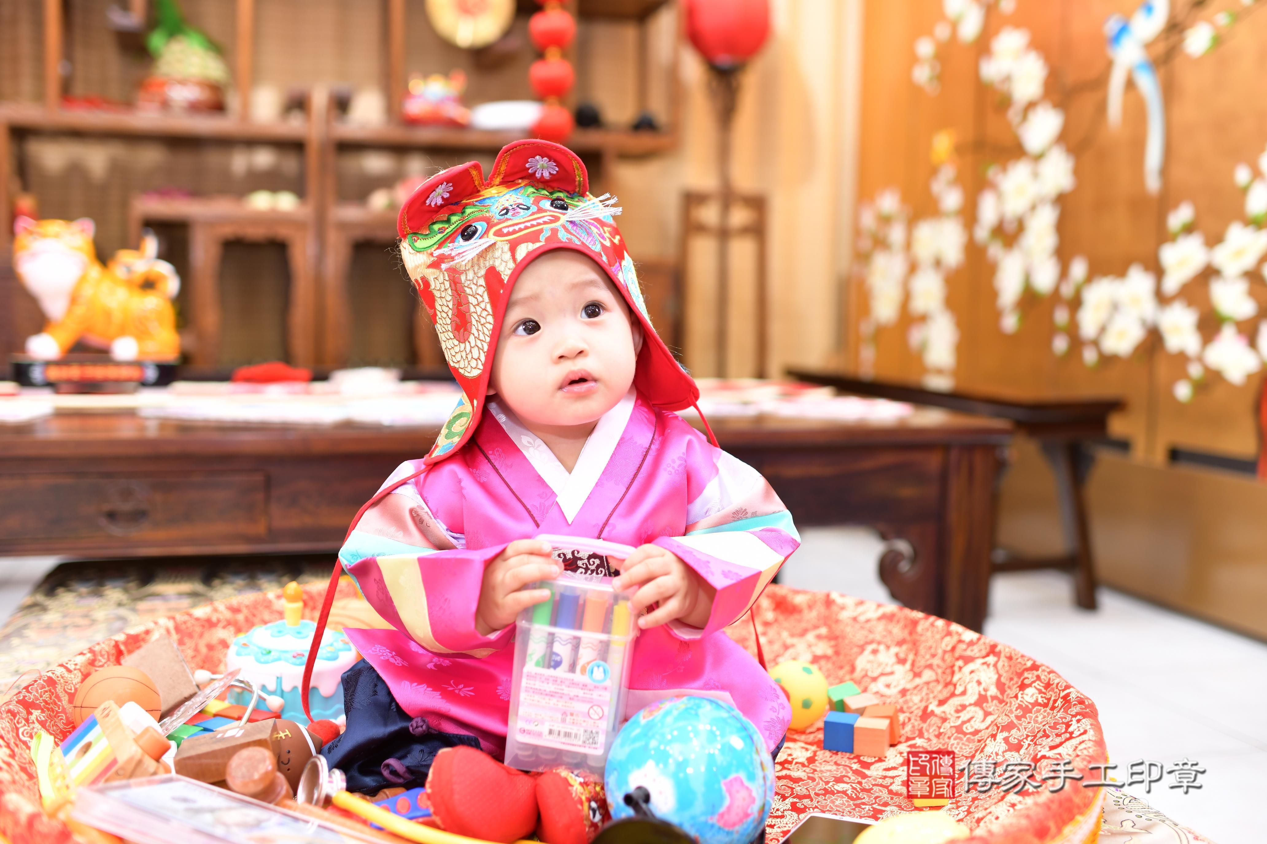 傳家手工印章台南店、抓周、度脺、中國風會場、傳家嬰兒古禮、吉祥話、抓周道具物品24種、拍照。抓周證書。寶寶抓周、滿周歲、生日快樂、祝福 傳家手工印章台南店、抓周、度脺、中國風會場、傳家嬰兒古禮、吉祥話、抓周道具物品24種、拍照。抓周證書。寶寶抓周、滿周歲、生日快樂、祝福