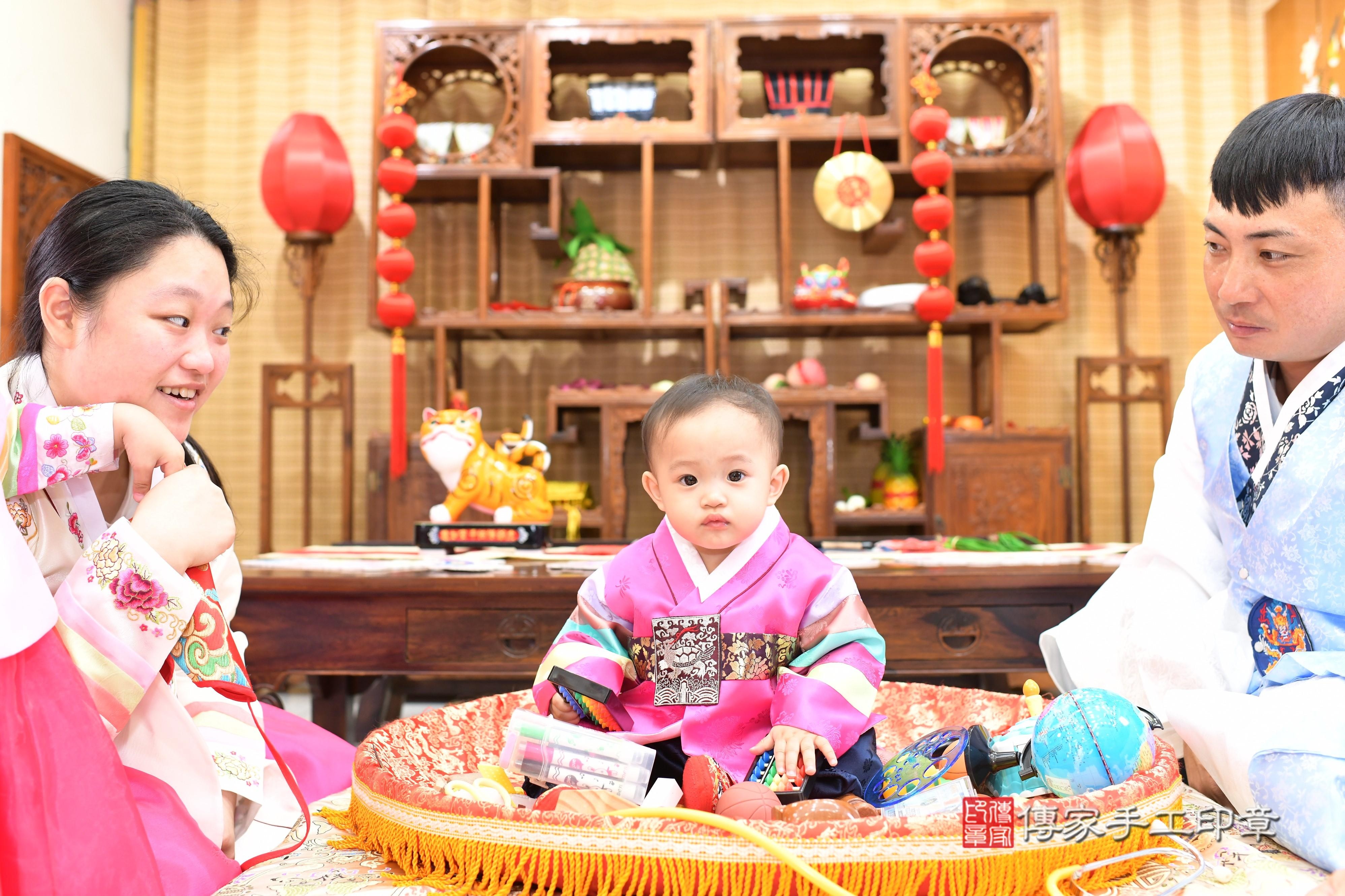 傳家手工印章台南店、抓周、度脺、中國風會場、傳家嬰兒古禮、吉祥話、抓周道具物品24種、拍照。抓周證書。寶寶抓周、滿周歲、生日快樂、祝福 傳家手工印章台南店、抓周、度脺、中國風會場、傳家嬰兒古禮、吉祥話、抓周道具物品24種、拍照。抓周證書。寶寶抓周、滿周歲、生日快樂、祝福