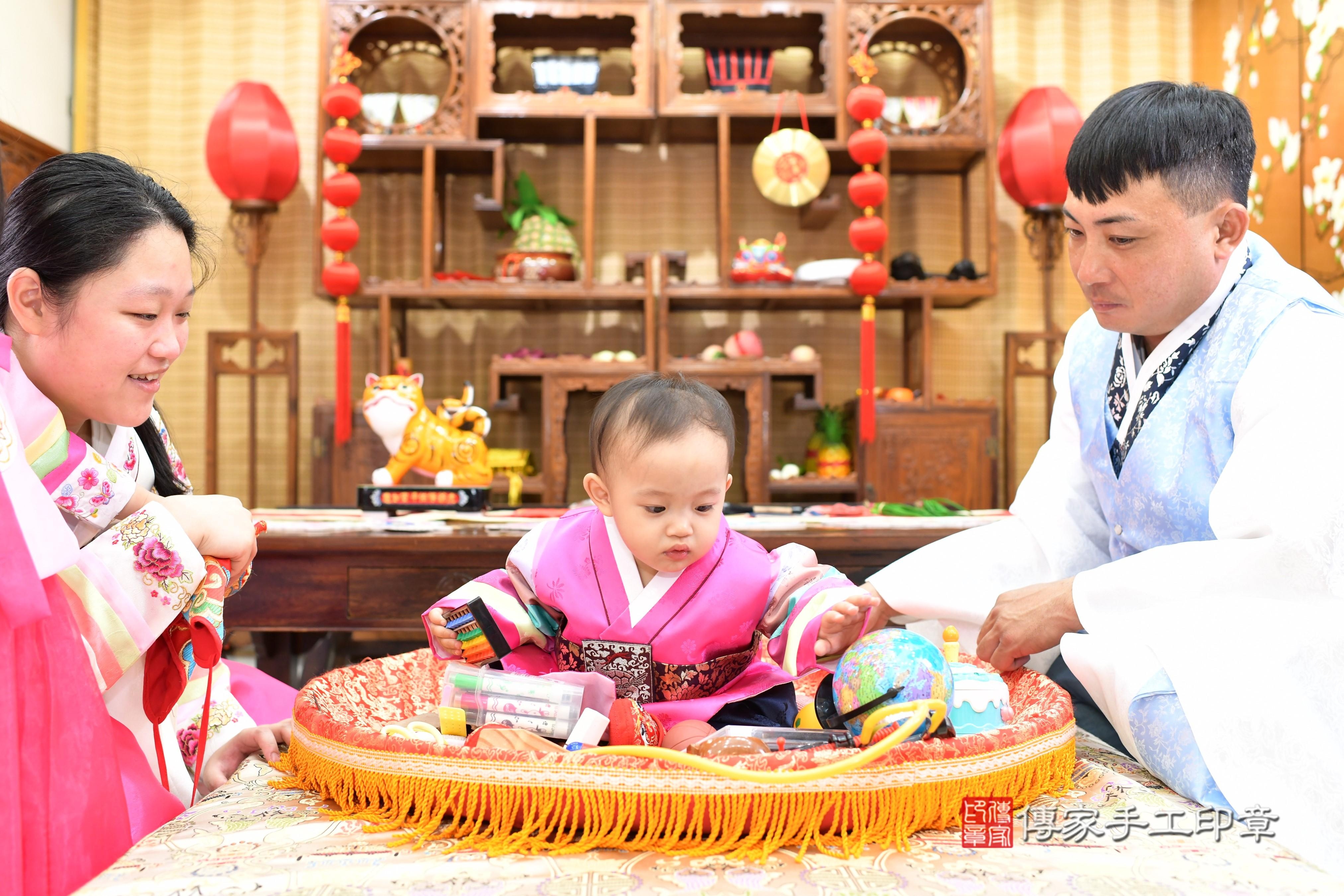 傳家手工印章台南店、抓周、度脺、中國風會場、傳家嬰兒古禮、吉祥話、抓周道具物品24種、拍照。抓周證書。寶寶抓周、滿周歲、生日快樂、祝福 傳家手工印章台南店、抓周、度脺、中國風會場、傳家嬰兒古禮、吉祥話、抓周道具物品24種、拍照。抓周證書。寶寶抓周、滿周歲、生日快樂、祝福