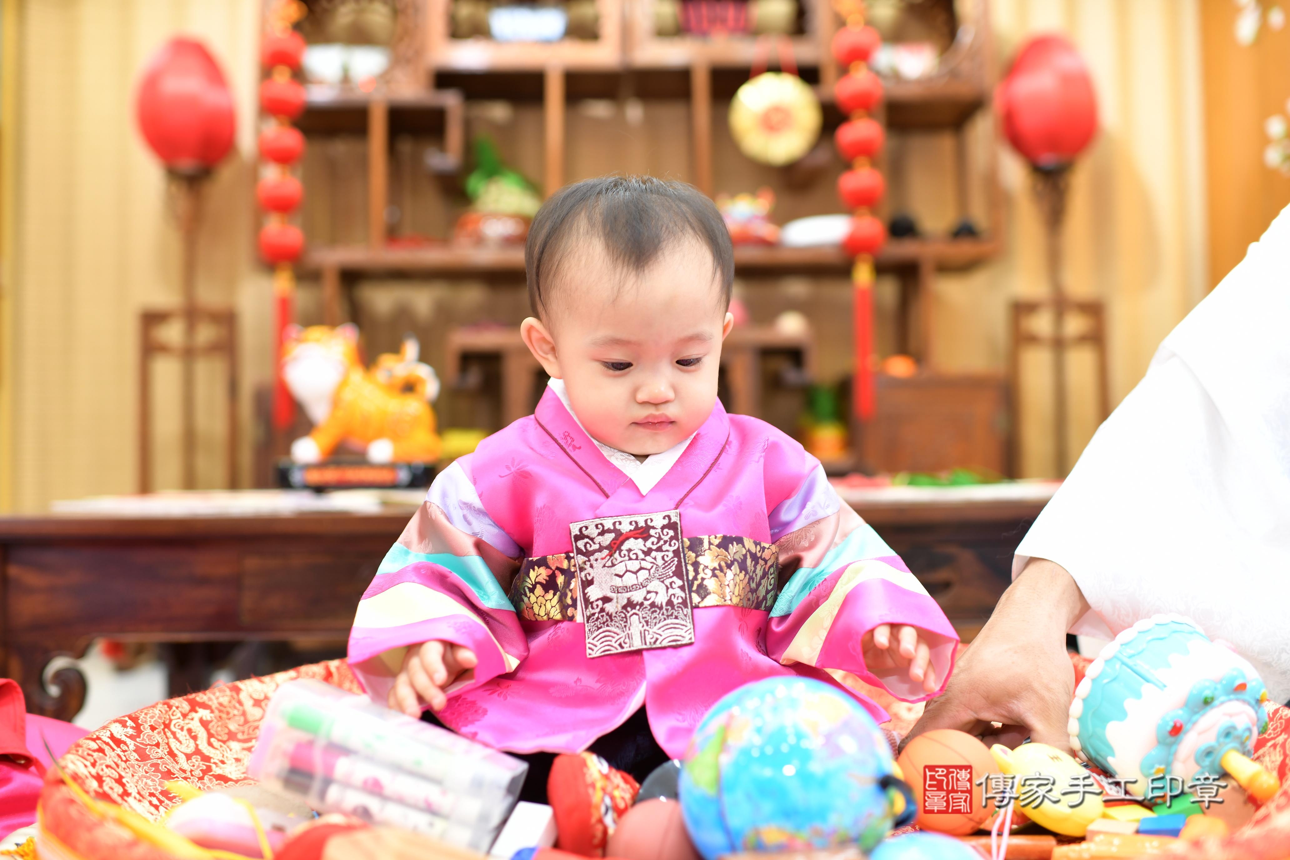 傳家手工印章台南店、抓周、度脺、中國風會場、傳家嬰兒古禮、吉祥話、抓周道具物品24種、拍照。抓周證書。寶寶抓周、滿周歲、生日快樂、祝福 傳家手工印章台南店、抓周、度脺、中國風會場、傳家嬰兒古禮、吉祥話、抓周道具物品24種、拍照。抓周證書。寶寶抓周、滿周歲、生日快樂、祝福