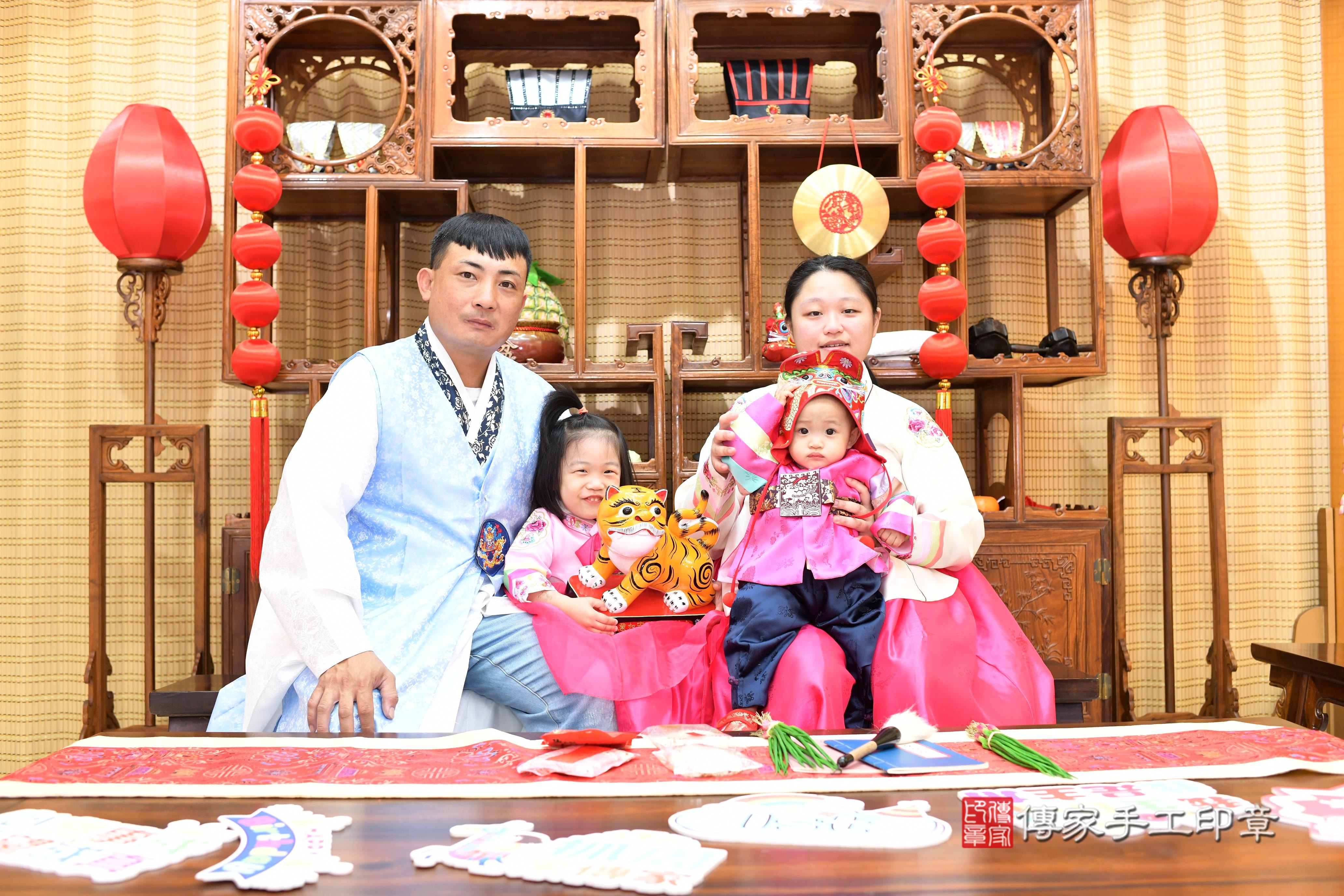 傳家手工印章台南店、抓周、度脺、中國風會場、傳家嬰兒古禮、吉祥話、抓周道具物品24種、拍照。抓周證書。寶寶抓周、滿周歲、生日快樂、祝福 傳家手工印章台南店、抓周、度脺、中國風會場、傳家嬰兒古禮、吉祥話、抓周道具物品24種、拍照。抓周證書。寶寶抓周、滿周歲、生日快樂、祝福